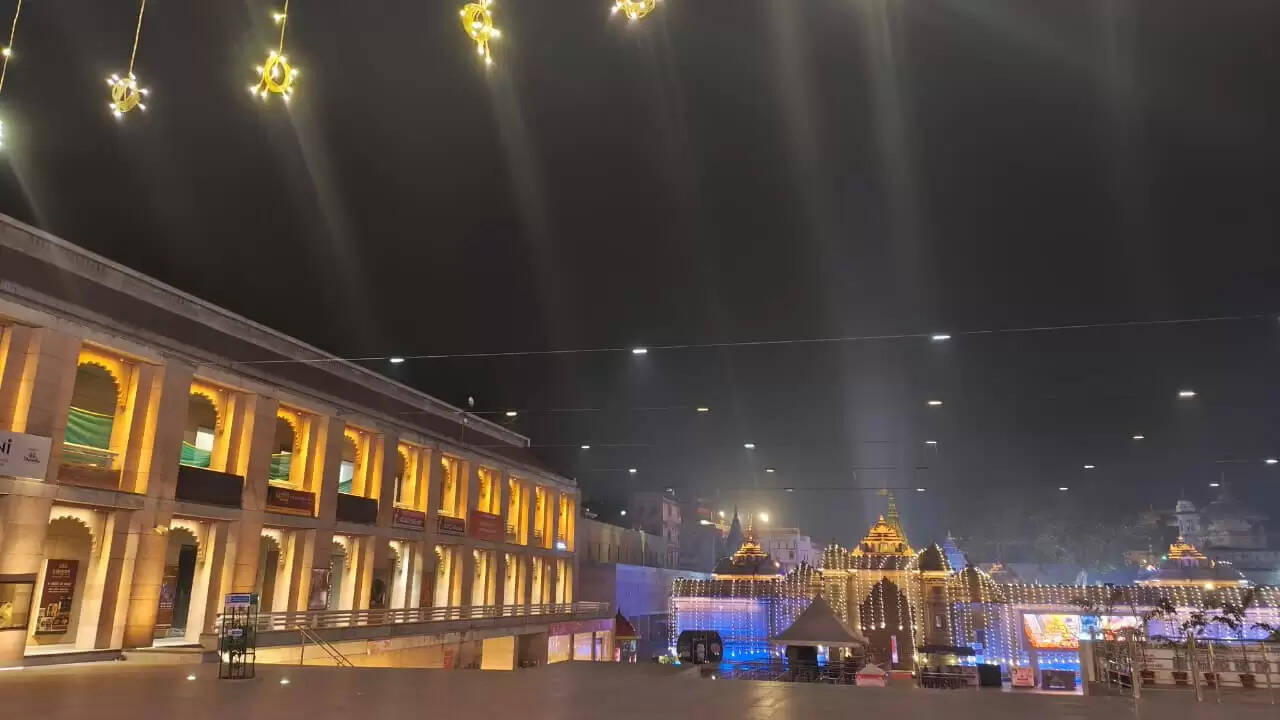 चौथे वर्षगांठ से पहले रोशनी से सराबोर हुआ काशी विश्वनाथ धाम, भव्य सजावट देखने उमड़ रहे भक्त