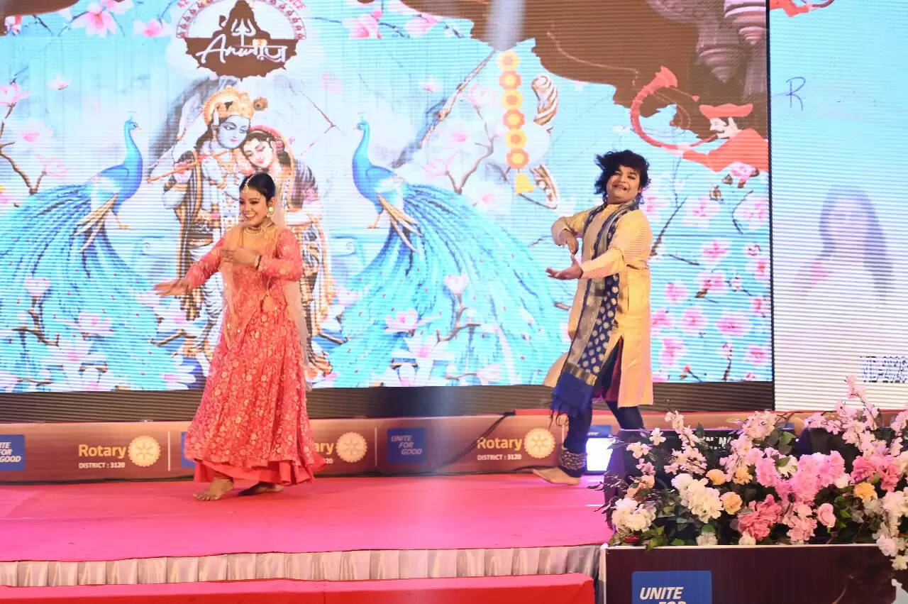 रोटरी क्लब मंडल–3120 का 42वां मंडलीय अधिवेशन ‘अनुगूंज’ शुक्रवार को कैंटोन्मेंट स्थित होटल सूर्या में भव्य रूप से शुरू हुआ। तीन दिनों तक चलने वाले इस अधिवेशन में मंडल के 90 रोटरी क्लबों से 750 से अधिक रोटेरियन भाग ले रहे हैं। कार्यक्रम का शुभारम्भ मंडल अध्यक्ष आशुतोष अग्रवाल और होस्ट क्लब रोटरी क्लब वाराणसी डाउन टाउन के अध्यक्ष सिद्धार्थ जायसवाल द्वारा दीप प्रज्ज्वलन, गणेश वंदना और राष्ट्रगान के साथ किया गया।