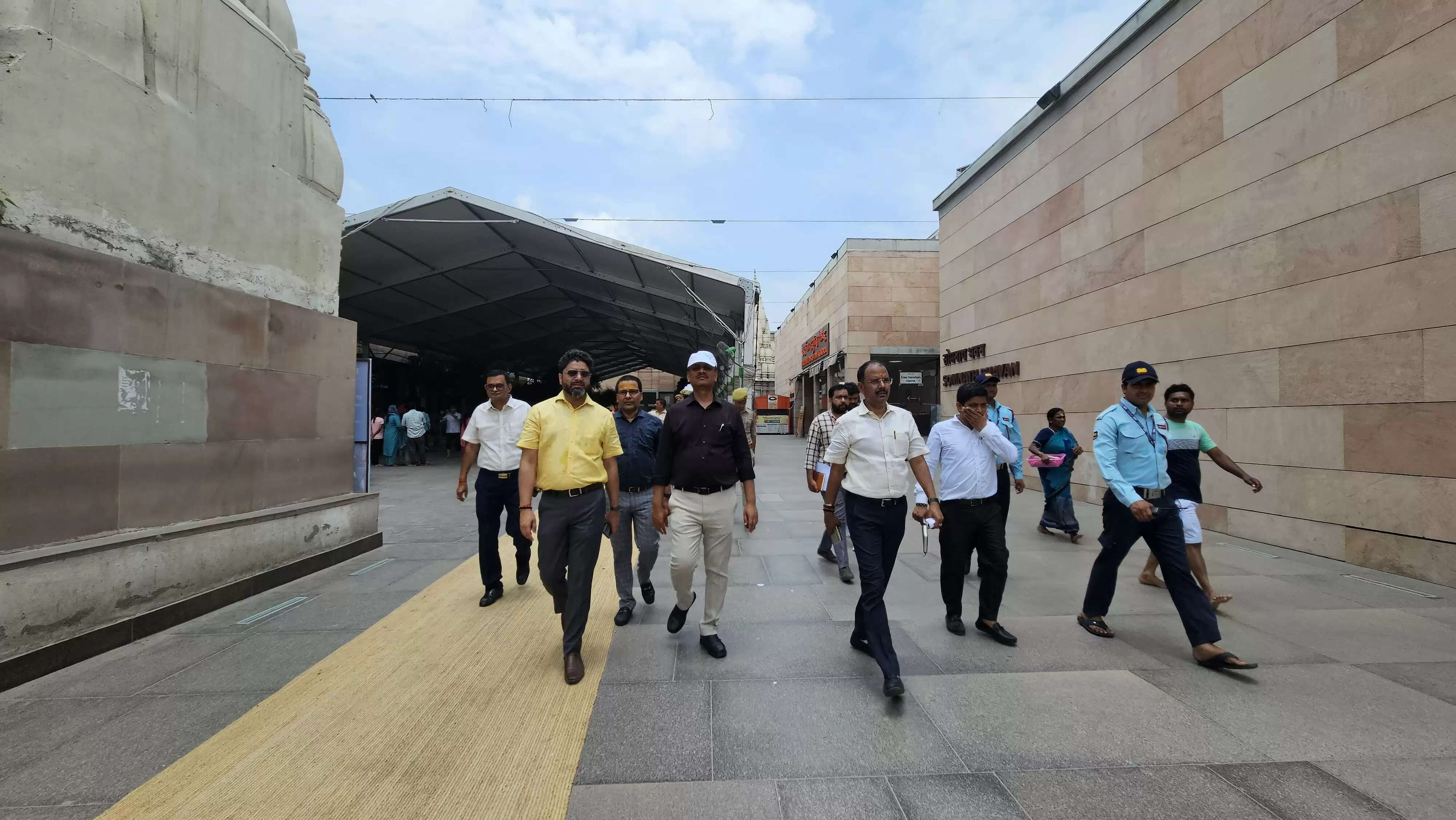 सावन में बाबा विश्वनाथ के दर्शन को उमड़ेंगे श्रद्धालु, मंडलायुक्त और पुलिस कमिश्नर ने तैयारियों की समीक्षा की, दिए निर्देश&nbsp;