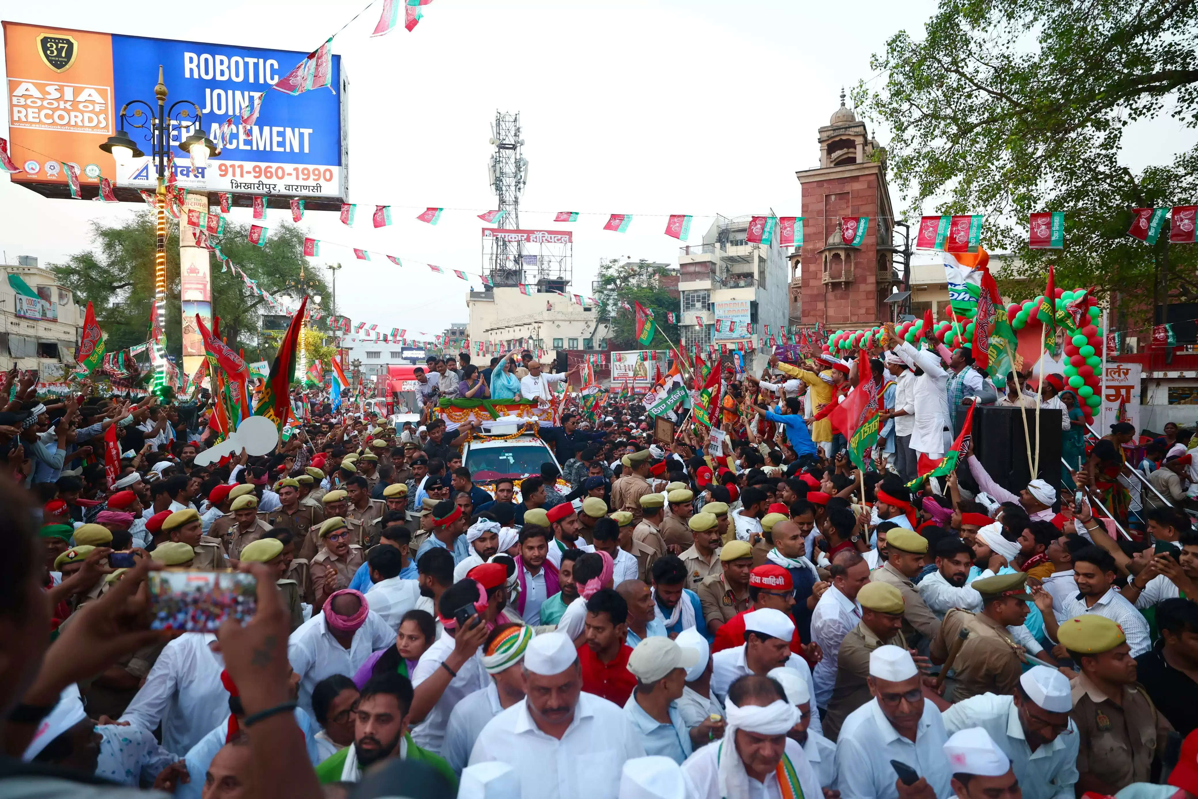 प्रियंका गांधी व डिंपल यादव के रोड शो