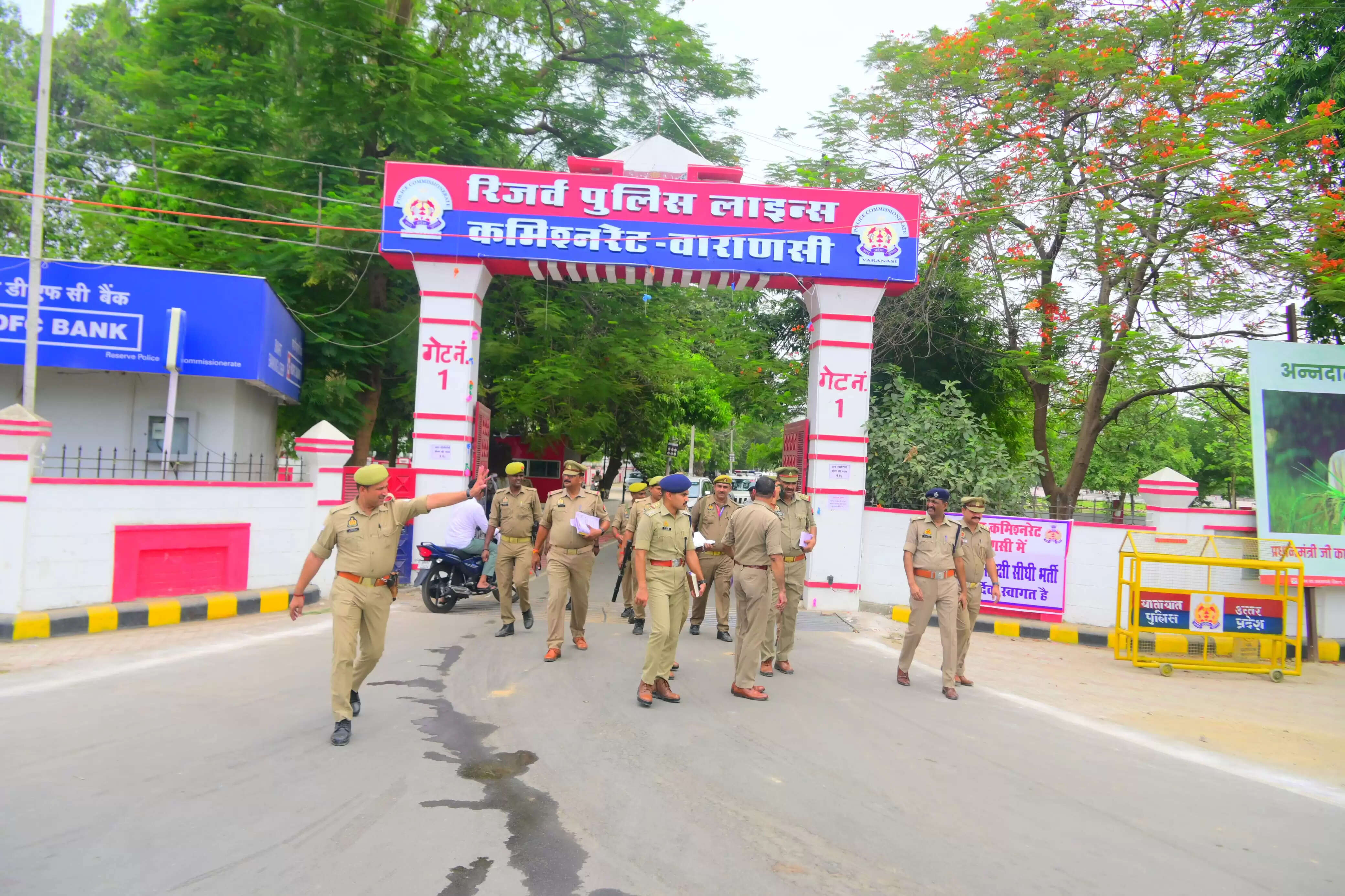 वाराणसी में मुख्यमंत्री के आगमन से पहले सुरक्षा व्यवस्था का निरीक्षण