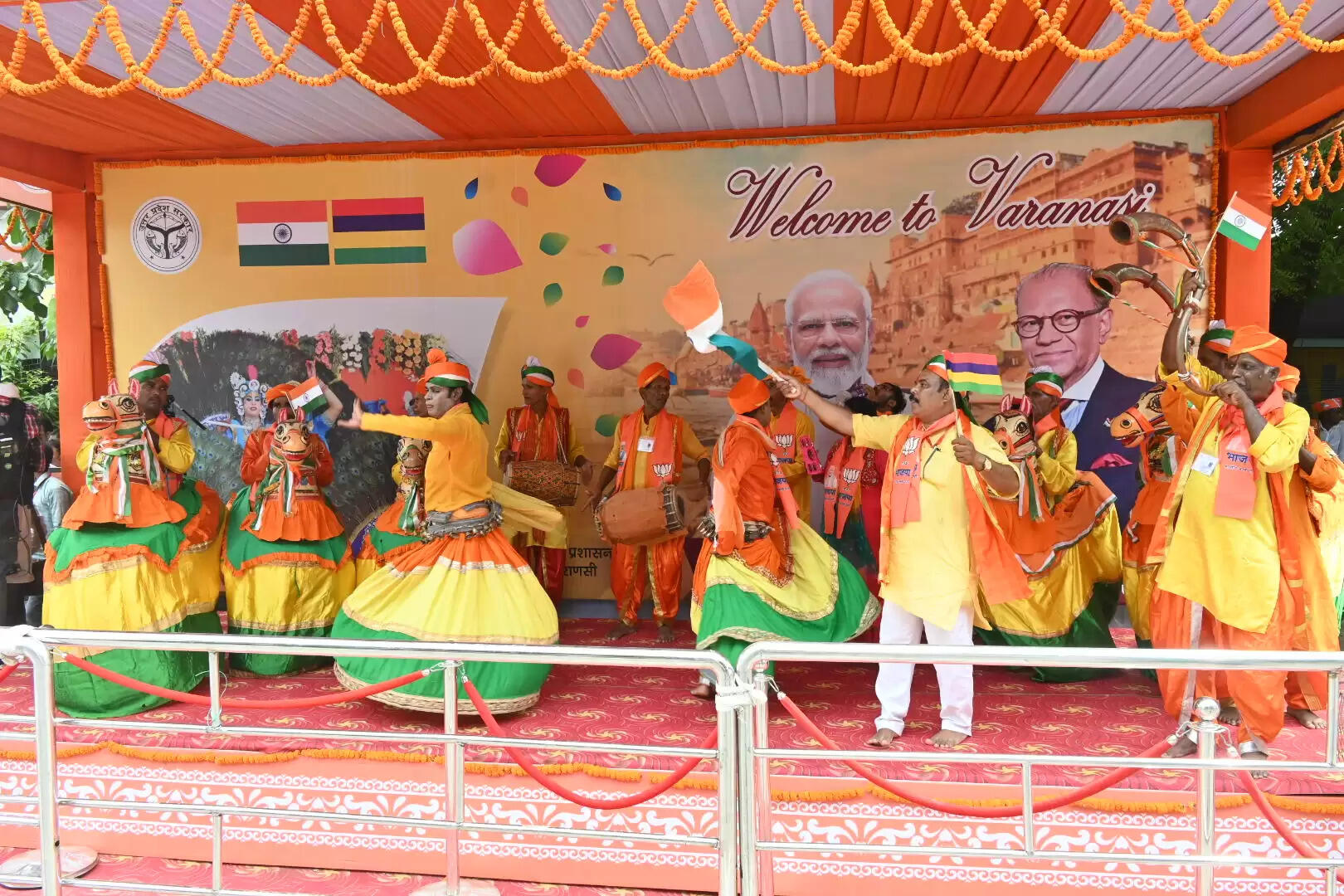 राज्यपाल व सीएम योगी ने काशी में किया प्रधानमंत्री का स्वागत