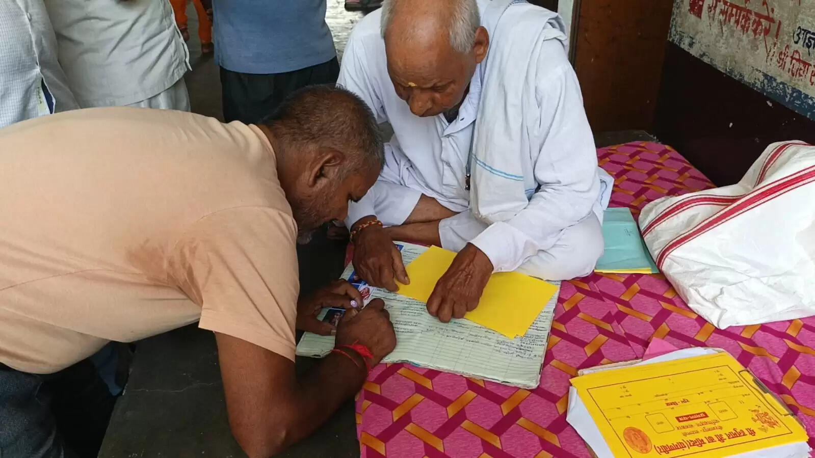 &nbsp;वाराणसी में पति ने पत्नी को प्रेमी के साथ पकड़ा, मंदिर में कराई विधि-विधान से शादी, हो रही चर्चा