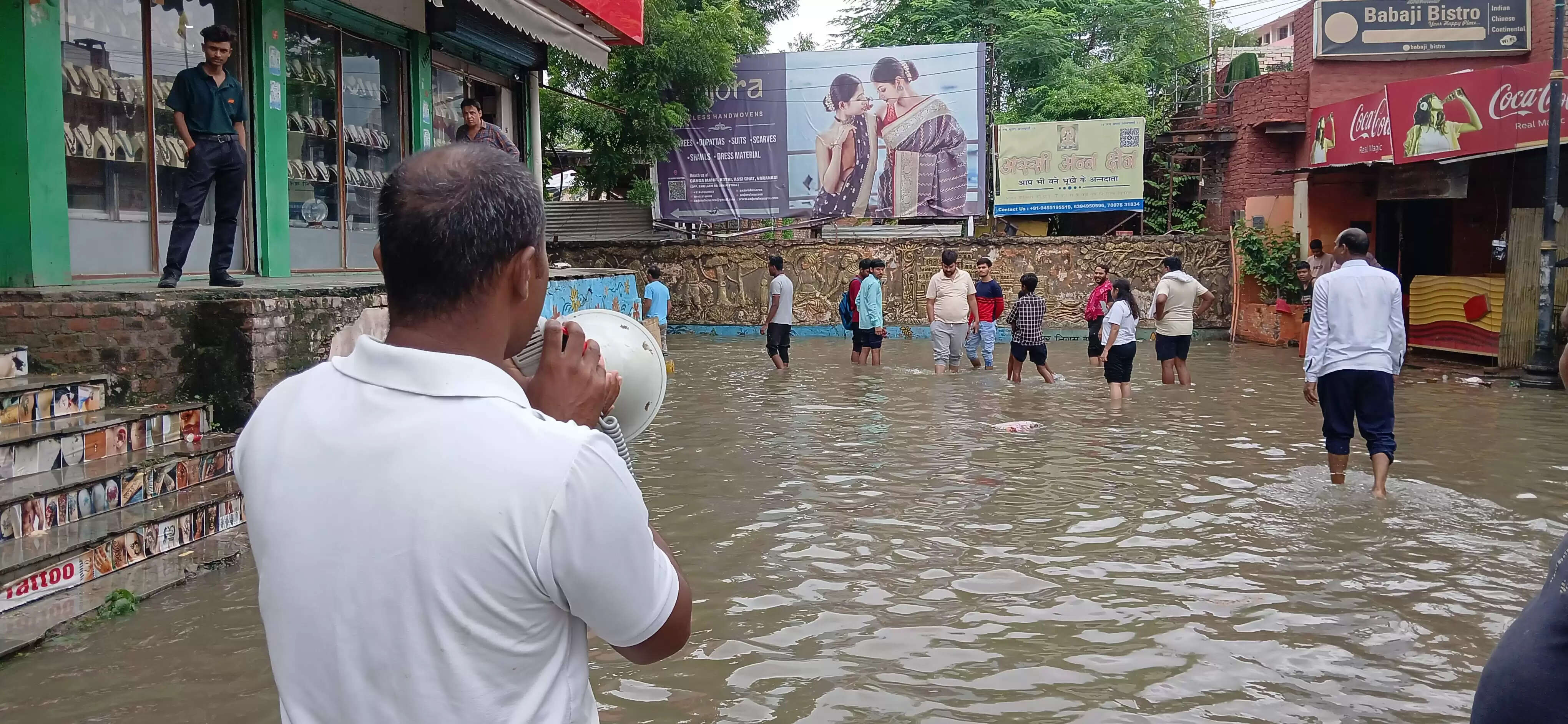 वाराणसी। पतितपावनी मां गंगा काशी में इस समय अपने रौद्र रूप में हैं। बनारस में गंगा का जलस्तर खतरे के निशान से ऊपर पहुंच चुका है। इसके चलते वरूणा भी उफान पर है। शहर के कई इलाके और गांव बाढ़ की चपेट में आ चुके हैं। सड़कें और गलियों में गाड़ी-मोटर की जगह नावें दौड़ रही हैं। वहीं हजारों लोग घर छोड़कर पलायन को विवश हो गए हैं। तस्वीरों में देखिये बनारस में बाढ़ के हालात.....।