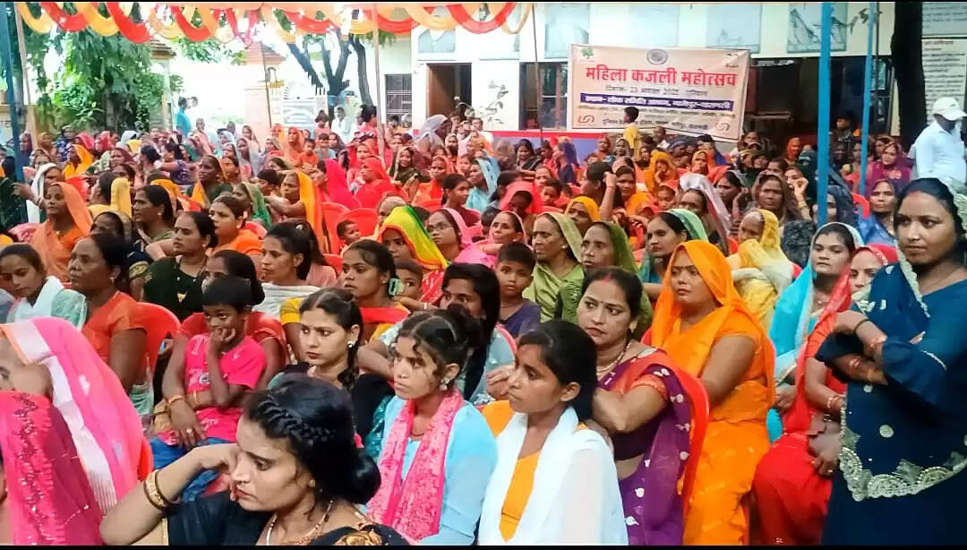 &nbsp;महिला कजली महोत्सव में मानापुर की महिलाओं ने मारी बाजी, नागेपुर में जीवंत हुई काशी की लोक संस्कृति