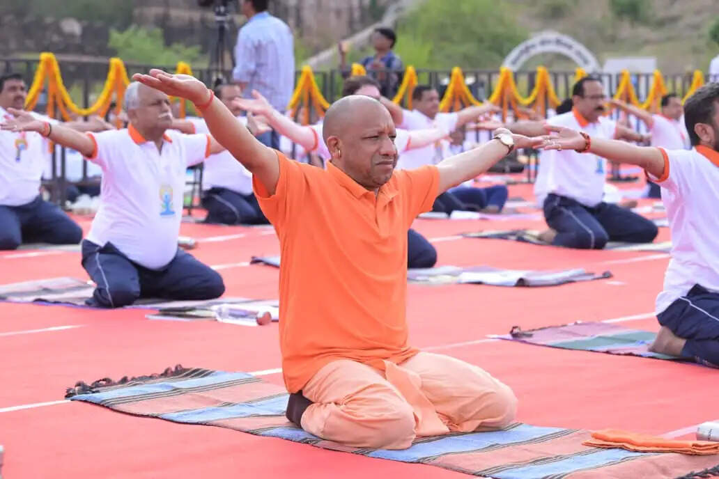 योग भारत की विरासत, स्वस्थ शरीर ही स्वस्थ राष्ट्र का आधार: सीएम योगी