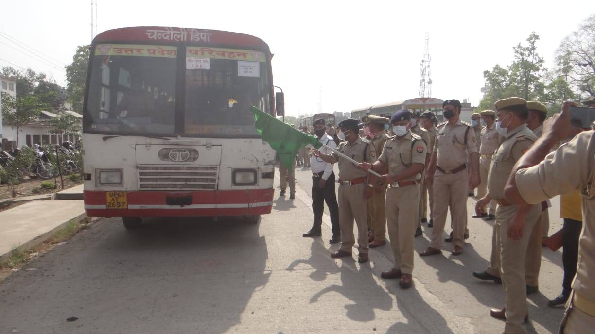 जौनपुर, आजमगढ़ में चुनाव कराएंगे जिले के पुलिसकर्मी, एसपी ने हरी झंडी दिखाकर वाहन को किया रवाना