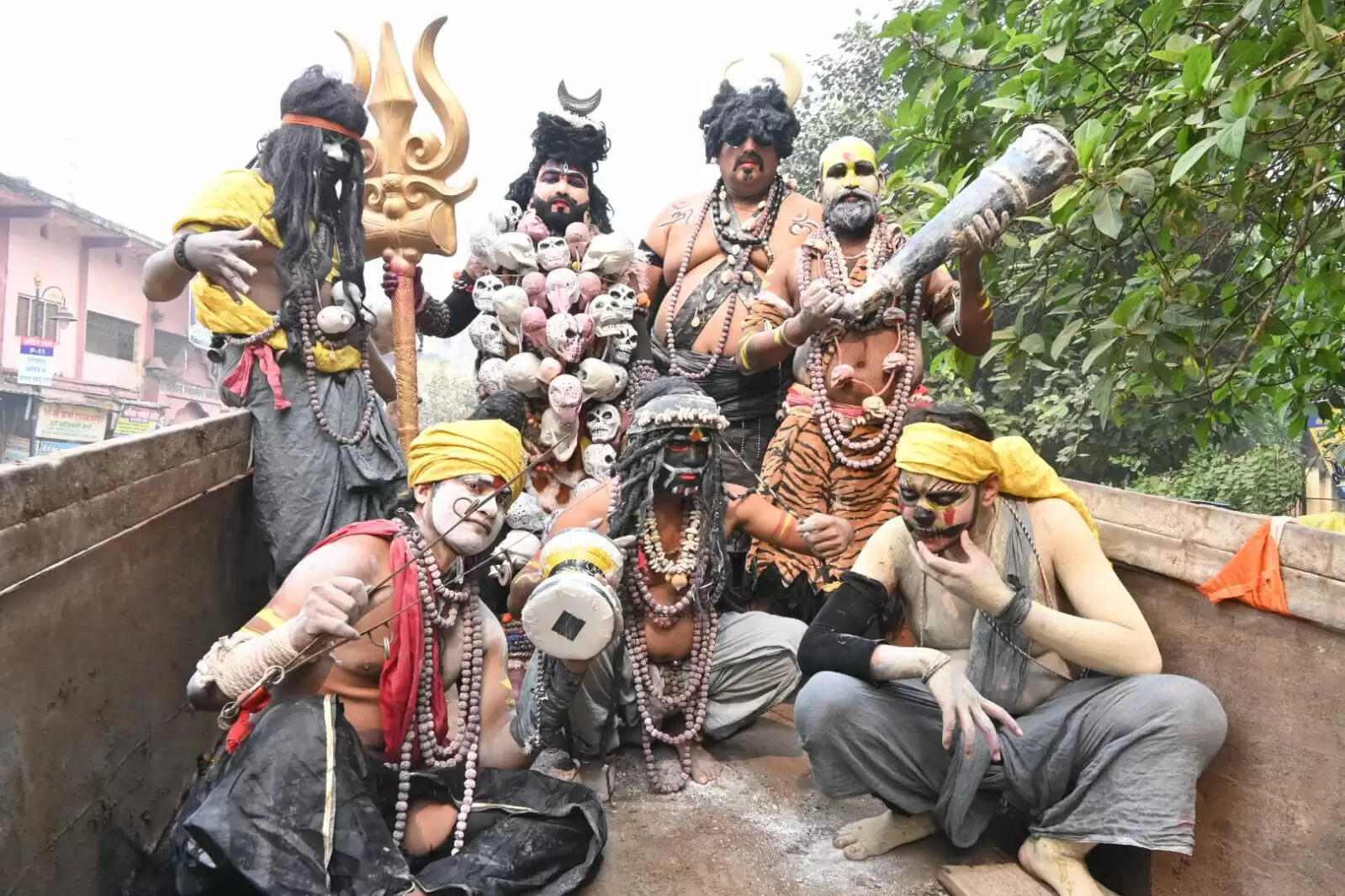 श्री काशी विश्वनाथ धाम की चौथी वर्षगांठ के अवसर पर शिव बारात समिति की ओर से शनिवार को भव्य शोभायात्रा का आयोजन किया गया। शोभायात्रा मैदागिन से प्रारंभ होकर दशाश्वमेध घाट तक निकाली गई, जिसमें शिवभक्तों की भारी भीड़ उमड़ी। डमरू-नगाड़ों की गूंज, हर-हर महादेव के जयघोष और आकर्षक झांकियों ने पूरे मार्ग को भक्तिमय वातावरण से सराबोर कर दिया।