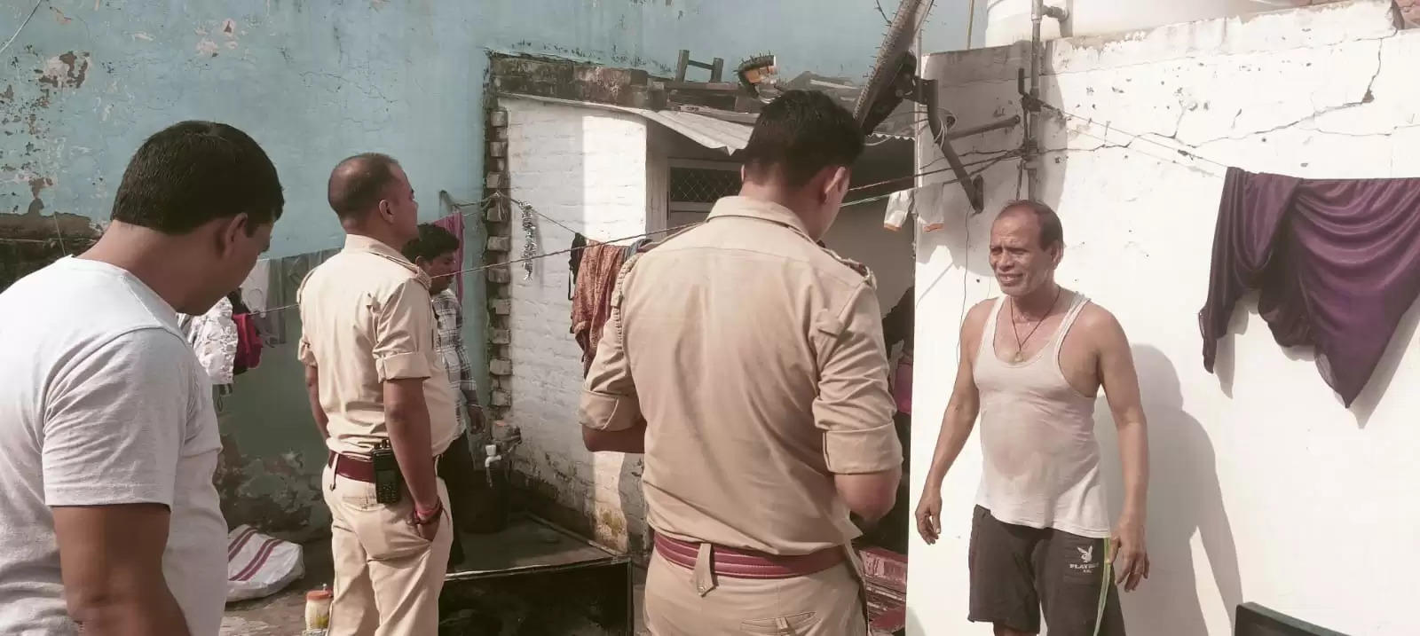 वाराणसी के मदनपुरा में किराए के मकान में शॉर्ट सर्किट से लगी आग, बड़ा हादसा टला, जल गए नकदी व कपड़े