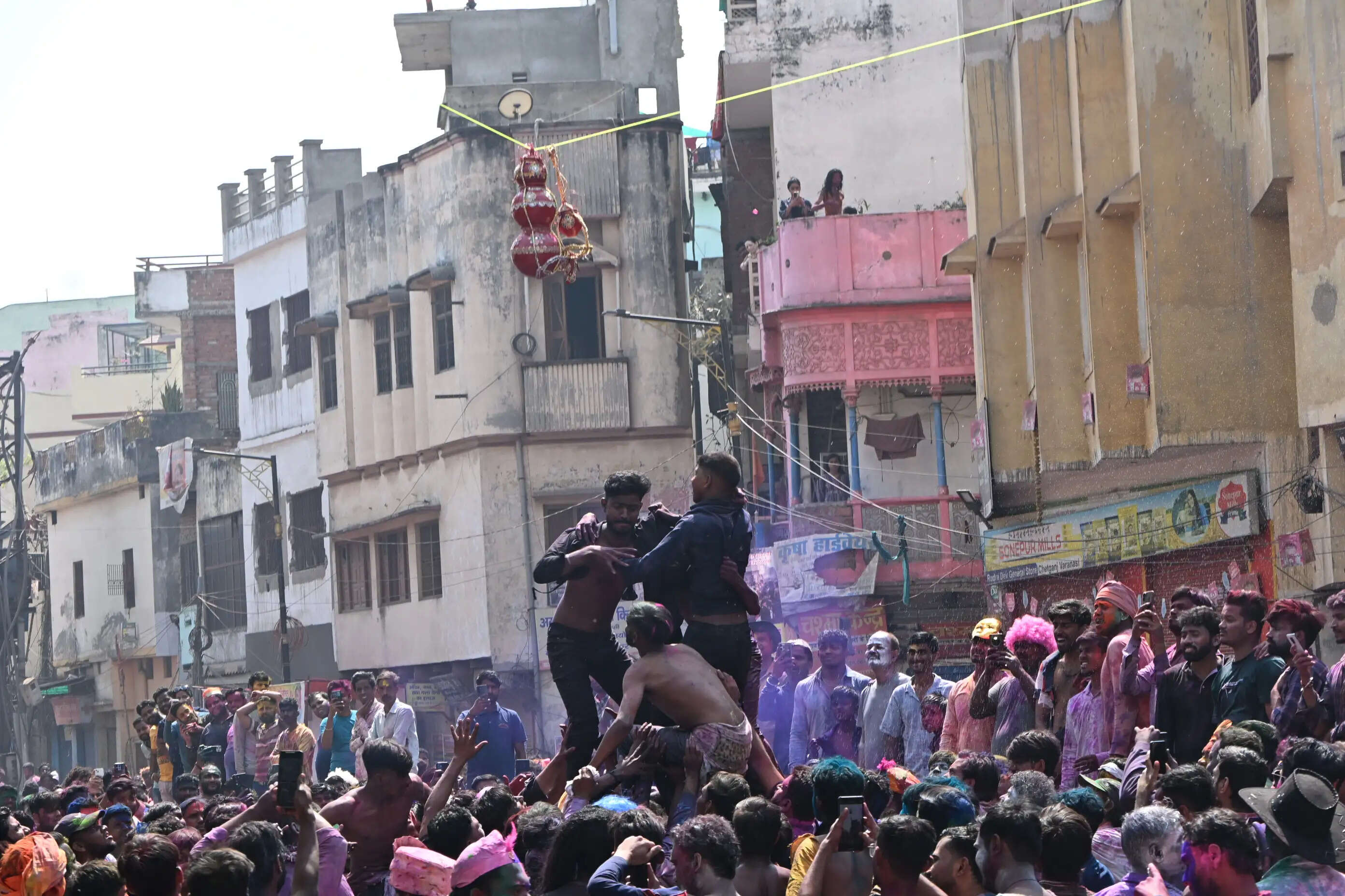 होली के रंग में रंगी काशी, जमकर उड़े रंग-गुलाल, तस्वीरों में दिखा गलियों से घाटों तक उल्सास...