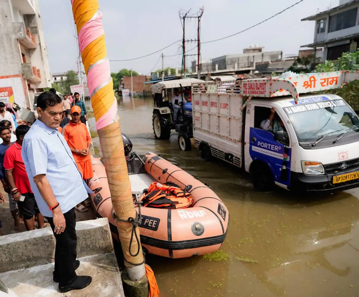&nbsp;  बाढ़ प्रभावितों को राहत पहुंचाने के लिए युद्ध स्तर पर कार्य कर रही योगी सरकार, नगर विकास मंत्री ने फैजुल्लागंज-दाउदनगर में किया निरीक्षण