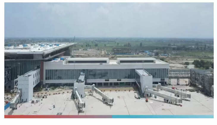 मुख्यमंत्री योगी आदित्यनाथ के ड्रीम प्रोजेक्ट नोएडा इंटरनेशनल एयरपोर्ट (NIA) का जल्द ही शुभारंभ होने को है। नोएडा इंटरनेशनल एयरपोर्ट को इस तरह डिजाइन किया जा रहा है कि यात्री यहां उतरते ही भारतीय संस्कृति और उत्तर प्रदेश की समृद्ध विरासत का अनुभव कर सकें। स्विस दक्षता और भारतीय मेहमाननवाजी का अद्भुत संयोजन यात्रियों को एक अनूठी, सहज और आरामदायक यात्रा का अनुभव देगा। आधुनिकतम तकनीक और सुविधाओं के साथ यह हवाईअड्डा वैश्विक मानकों के अनुरूप तैयार हो रहा है। 