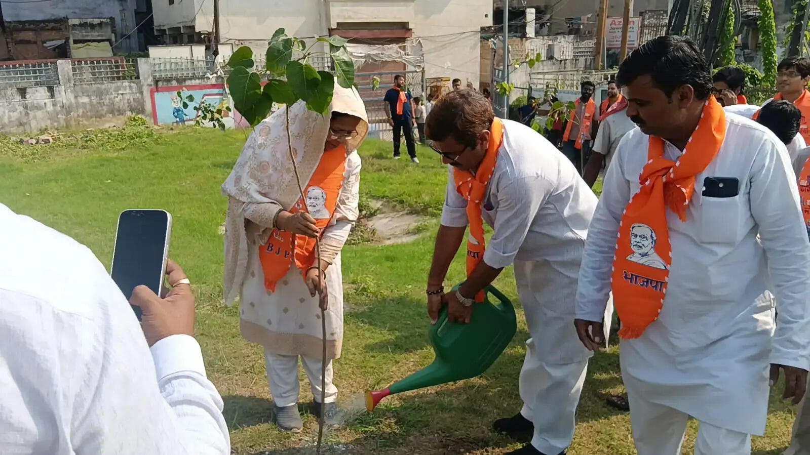 जनता के पैसे पर डकैती डालने वालों की जेबें प्रधानमंत्री मोदी ने खाली कराईं: मुख्यमंत्री  लोकभवन में ‘नमो सेवा अनकही कहानियां’ पर आधारित नाट्य श्रृंखला मंचन कार्यक्रम को सीएम योगी आदित्यनाथ ने किया संबोधित   बोले- जनधन खाते खोलने पर विपक्ष उड़ाता था खिल्ली, अब गरीब के खाते में सीधे पहुंच रहा उसका पैसा  आज देश में कोई व्यक्ति भूखा नहीं सोता, चप्पल पहनने वाला भी कर रहा हवाई यात्रा: योगी  2004 से 2014 के बीच भ्रष्टाचार, अराजकता और अकर्मण्यता से देश में था अविश्वास: मुख्यमंत्री  प्रधानमंत्री मोदी की 25 वर्ष की यात्रा बिना रुके, बिना झुके और बिना डिगे सेवा की मिसाल  लखनऊ, 2 अक्टूबर। मुख्यमंत्री योगी आदित्यनाथ ने विपक्ष पर निशाना साधते हुए कहा कि जनधन खाते खोले जा रहे थे तो विपक्ष खिल्ली उड़ाता था कि खाली खाते खोलकर क्या होगा। आज पता चल गया कि प्रधानमंत्री नरेन्द्र मोदी जी ने जनता के पैसे पर डकैती डालने वालों की जेबें खाली कराईं और गरीब का पैसा सीधे उसके खाते तक पहुंचाया। जिनकी जेबों तक जनता का पैसा पहुंचता था, उन्हें बुरा लगना और उनका विरोध करना स्वाभाविक है।  बिना रुके, बिना झुके और बिना डिगे 25 वर्ष मुख्यमंत्री शुक्रवार को लोकभवन सभागार में सेवा संकल्प अभियान के तहत ‘नमो सेवा अनकही कहानियां’ पर आधारित नाट्य श्रृंखला मंचन कार्यक्रम को संबोधित कर रहे थे। उन्होंने कहा कि प्रधानमंत्री नरेन्द्र मोदी जी 7 अक्टूबर को गुजरात के मुख्यमंत्री और देश के प्रधानमंत्री के रूप में जनसेवा के 25 वर्ष पूरे करेंगे। यह बिना रुके, बिना झुके और बिना डिगे सेवा की यात्रा है। इसमें विरासत और विकास के समन्वय के साथ बिना भेदभाव योजनाओं को समाज के विभिन्न वर्गों तक पहुंचाया गया।   उन्होंने कहा कि सात अक्टूबर 2001 को मोदी जी ने ऐसे समय गुजरात की जिम्मेदारी संभाली, जब राज्य भूकंप की त्रासदी से जूझ रहा था। इसके बाद दंगों की चुनौती भी आई। इन परिस्थितियों के बीच गुजरात तेजी से उभरते राज्य और विकास के मॉडल के रूप में सामने आया।   यूपीए सरकार के दस वर्षों पर साधा निशाना मुख्यमंत्री ने कहा कि 2004 से 2014 के बीच कांग्रेस नेतृत्व वाली यूपीए सरकार के भ्रष्टाचार, अराजकता और अकर्मण्यता से देश में अविश्वास था। आंतरिक और बाह्य सुरक्षा के साथ अर्थव्यवस्था के मोर्चे पर भी चुनौतियां थीं। वर्ष 2014 में गांव, गरीब, किसान, नौजवान और महिलाओं ने नरेन्द्र मोदी जी के नेतृत्व पर विश्वास जताया। इसके बाद किसी जाति, मत, मजहब, क्षेत्र या भाषा के बजाए 140 करोड़ भारतीयों को केंद्र में रखकर योजनाएं आगे बढ़ाई गईं। पहले योजनाएं बनती थीं, लेकिन प्रभावी ढंग से जमीन तक नहीं पहुंचती थीं। आज गरीबों तक आवास, रसोई गैस, शौचालय, स्वास्थ्य बीमा और मुफ्त राशन जैसी सुविधाएं पहुंच रही हैं।   हवाई चप्पल वाला भी कर रहा हवाई यात्रा मुख्यमंत्री ने कहा कि युवाओं के लिए स्टार्टअप और रोजगार के नए अवसर बने हैं। हाईवे, एक्सप्रेसवे, रेलवे, मेट्रो और एयरपोर्ट का विस्तार हुआ है। पहले कोई प्रधानमंत्री यह दावा नहीं कर पाया कि हवाई चप्पल पहनने वाला भी हवाई जहाज की यात्रा कर सकता है। प्रधानमंत्री मोदी जी ने इसे केवल कहा नहीं, करके दिखाया। 7 अक्टूबर हर भारतीय के लिए प्रेरणा का दिन होना चाहिए। यह यात्रा 15 अगस्त 2047 तक आत्मनिर्भर और विकसित भारत के संकल्प को पूरा करने से जुड़ी है।  देश में कोई व्यक्ति भूखा नहीं सोता मुख्यमंत्री ने कहा कि जिन लोगों तक कभी आवास नहीं पहुंचा था, उनको आवास दिलाया गया। 12 करोड़ गरीबों के घरों में शौचालय बन गए। उज्जवला योजना के जरिए रसोई गैस भी उपलब्ध कराई गई। जो गरीब उपचार से कोसों दूर थे, उनको 5 लाख रुपये का स्वास्थ्य बीमा कवर उपलब्ध कराया गया। आज देश में कोई व्यक्ति भूखा नहीं सो सकता, क्योंकि प्रधानमंत्री गरीब अन्न योजना के माध्यम से मुफ्त में अनाज की सुविधा उपलब्ध हो रही है।   देश में अब नौकरी देने वाले नौवजवान मुख्यमंत्री ने कहा कि डबल इंजन सरकार में आईआईटी, आईआईएम, एम्स, ट्रिपल आईटी, एनआईटी की श्रृंखलाएं खड़ी हुई हैं। मेडिकल कॉलेज और इंजीनियरिंग संस्थान बन रहे हैं। देश में 2.5 लाख से ज्यादा स्टार्ट अप हो चुके हैं। अब हमारे नौजवान केवल नौकरी लेने वाले नहीं, बल्कि नौकरी देने वाले बन रहे हैं। 12 करोड़ किसानों को प्रधानमंत्री किसान सम्मान निधि के साथ जोड़ने का काम भी मोदी जी के नेतृत्व में संभव हो पाया है।  प्रदेशभर में होगा नाट्य श्रृंखला का मंचन सीएम के संबोधन से पहले प्रधानमंत्री नरेंद्र मोदी की जनसेवा के 25 वर्ष पूरे होने के उपलक्ष्य में 17 सितंबर से चल रहे सेवा संकल्प अभियान के क्रम में संस्कृति विभाग के तहत भारतेंदु नाट्य अकादमी के कलाकारों ने प्रस्तुति दी। नाट्य प्रस्तुति में वर्ष 2001 के गुजरात भूकंप की तबाही से लेकर कच्छ के पुनर्निर्माण और पीएम नरेन्द्र मोदी की जनसेवा की यात्रा को मंच पर उतारा गया। मुख्यमंत्री ने प्रस्तुति की सराहना करते हुए इसे पूरे प्रदेश तक विस्तारित करने के निर्देश दिए।   सीएम योगी ने कहा कि पूर्वांचल में भोजपुरी, मध्य क्षेत्र में अवधी, ब्रज में ब्रज भाषा और बुंदेलखंड में बुंदेलखंडी शब्दों के साथ स्थानीय लोकगीत भी इस प्रस्तुति में जोड़े जाएं। मुख्यमंत्री ने बाल कलाकारों और भारतेंदु नाट्य अकादमी के दल की सराहना की और कार्यक्रम के बाद कलाकारों के साथ तस्वीर भी खिंचवाई। इस दौरान उन्होंने राष्ट्रपिता महात्मा गांधी और पूर्व प्रधानमंत्री लाल बहादुर शास्त्री को उनकी जयंती पर नमन करते हुए श्रद्धांजलि भी अर्पित की।   कार्यक्रम में ये रहे मौजूद इस अवसर पर भाजपा अवध क्षेत्र के अध्यक्ष अवधेश द्विवेदी, लखनऊ महानगर अध्यक्ष आनंद द्विवेदी, लखनऊ जिलाध्यक्ष विजय मौर्य, विधान परिषद सदस्य मुकेश शर्मा, भाजपा के प्रदेश मंत्री अंकुर शर्मा व योगेंद्र पटेल, विधायक डॉ. नीरज बोरा, ओम प्रकाश श्रीवास्तव, पवन सिंह चौहान और प्रदेश सरकार के सलाहकार अवनीश अवस्थी समेत अन्य लोग मौजूद रहे।