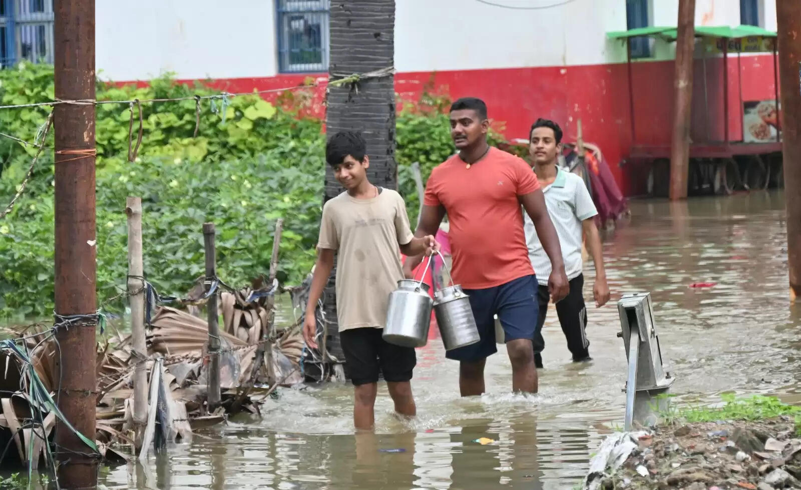 Varanasi flood : बनारस में बाढ़ की आफत, सड़कें और कॉलोनियां पानी-पानी, तस्वीरों में देखिये हालात