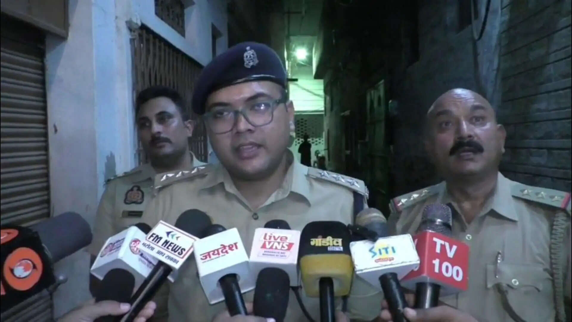 वाराणसी के होटल में सेक्स रैकेट का भंडाफोड़ | 5 युवतियां और 2 संचालक गिरफ्तार
