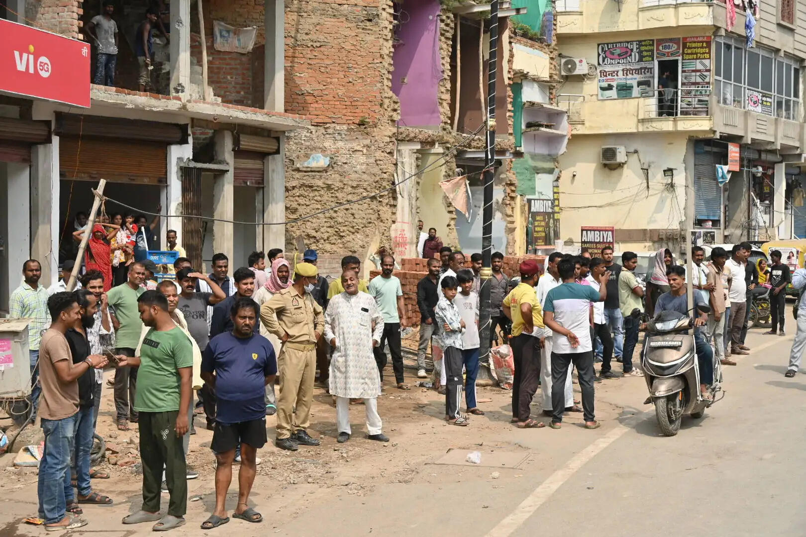 नगर निगम ने 10 जर्जर भवनों पर चलवाया बुलडोजर
