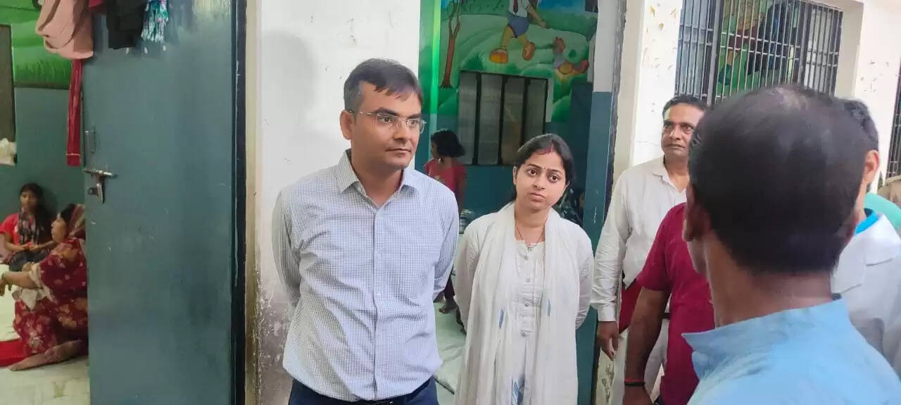 वाराणसी: जिलाधिकारी ने बाढ़ प्रभावित क्षेत्र और राहत शिविर का किया निरीक्षण