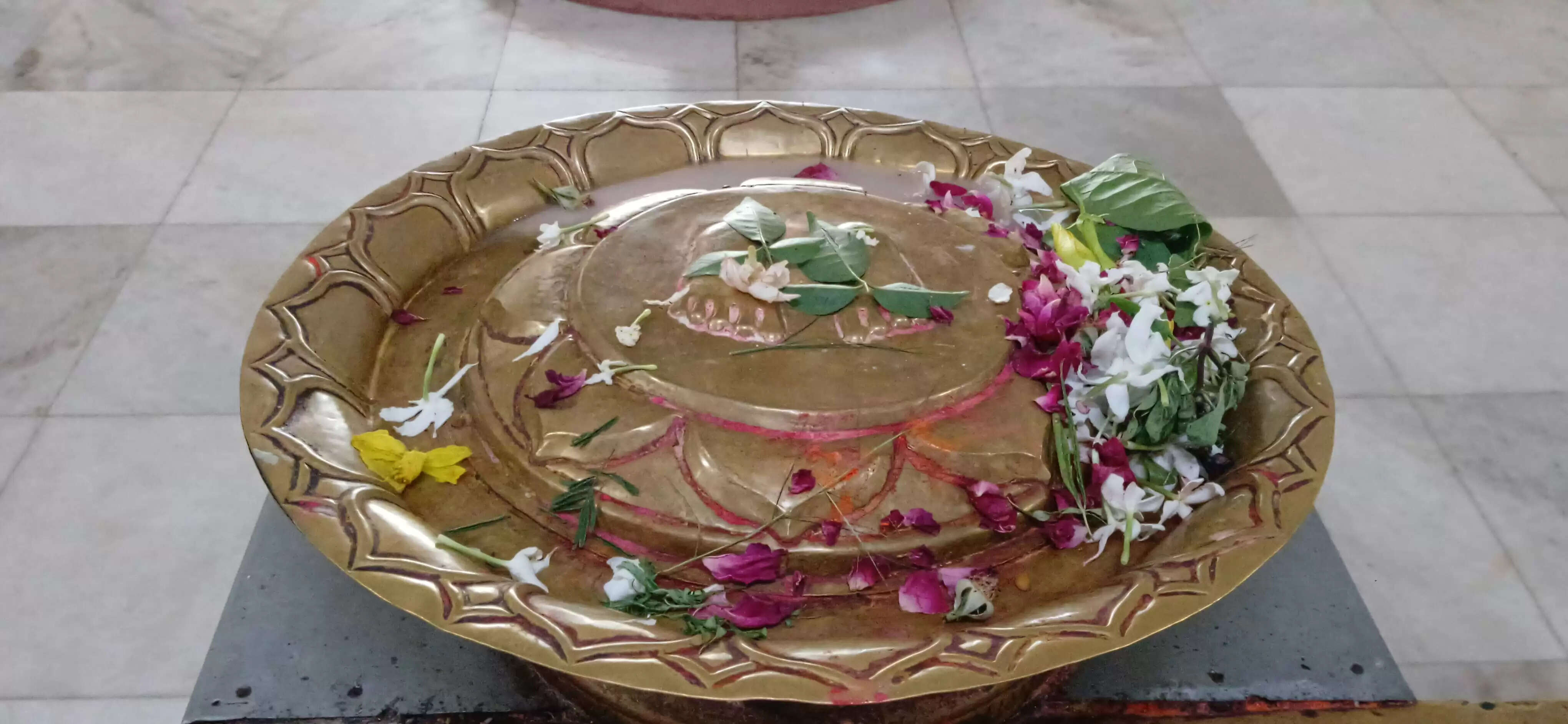 सावन 2025 का आखिरी सोमवार बाबा विश्वनाथ की नगरी काशी में भक्ति और आस्था के अनुपम रंग में रंगा रहा। काशी हिंदू विश्वविद्यालय स्थित श्री काशी विश्वनाथ मंदिर में भोर में मंगला आरती के साथ दर्शन और जलाभिषेक की शुरुआत हुई। बाबा भोलेनाथ के प्रिय माह सावन के इस विशेष दिन मंदिर में देश-विदेश से आए लाखों श्रद्धालुओं का सैलाब उमड़ पड़ा। मंदिर परिसर को भव्य और सुंदर ढंग से सजाया गया, और बाबा का रुद्राक्ष श्रृंगार उनके अलौकिक स्वरूप को और भी मनमोहक बना रहा था।