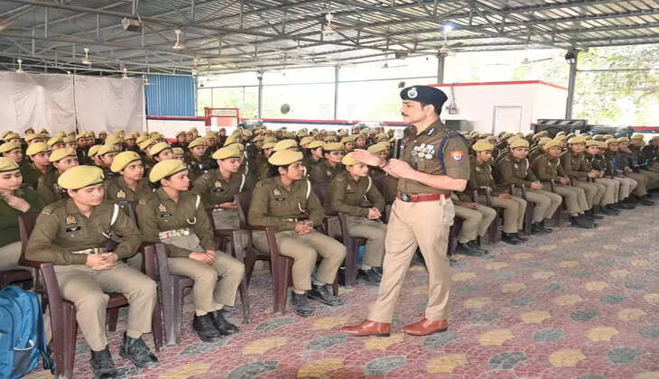 पुलिस आयुक्त मोहित अग्रवाल ने प्रशिक्षणाधीन महिला आरक्षियों से किया संवाद, कहा— “आप ही भविष्य की मजबूत और संवेदनशील पुलिसिंग का चेहरा हैं”