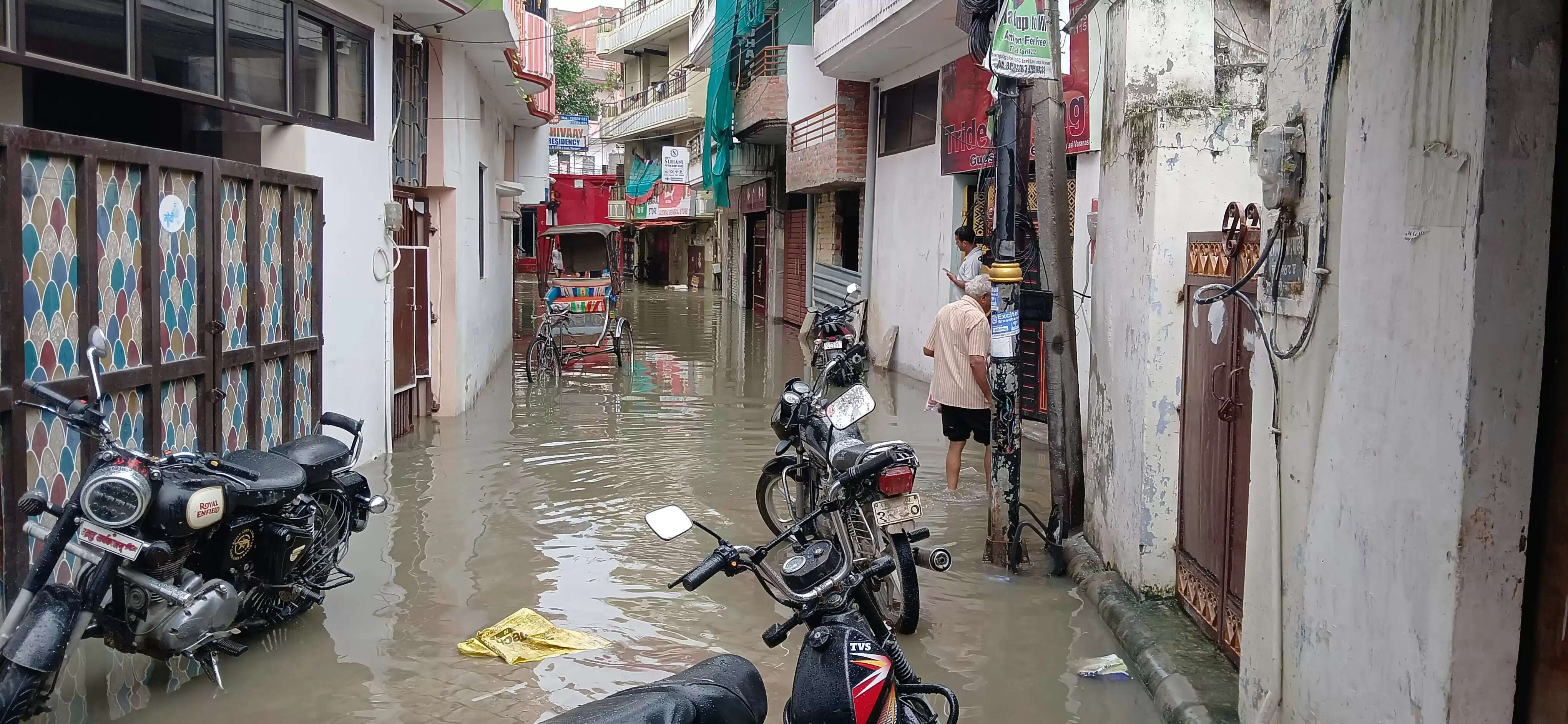 वाराणसी में गंगा का रौद्र रूप, वरूणा में भी उफान, बाढ़ से हालात गंभीर, केंद्रीय जल आयोग ने जारी किया अलर्ट