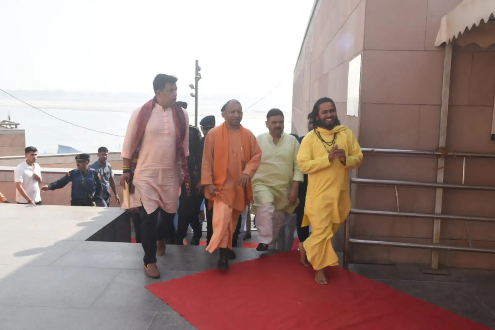 कार्तिक पूर्णिमा पर गंगा स्नान को  घाटों पर उमड़े आस्थावान