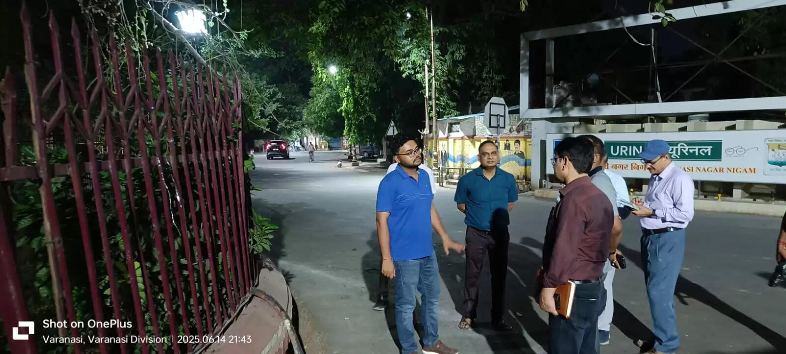 नगर आयुक्त ने बाबतपुर मार्ग का किया देर रात निरीक्षण, स्ट्रीट लाइट और पौधों की मरम्मत के दिए निर्देश