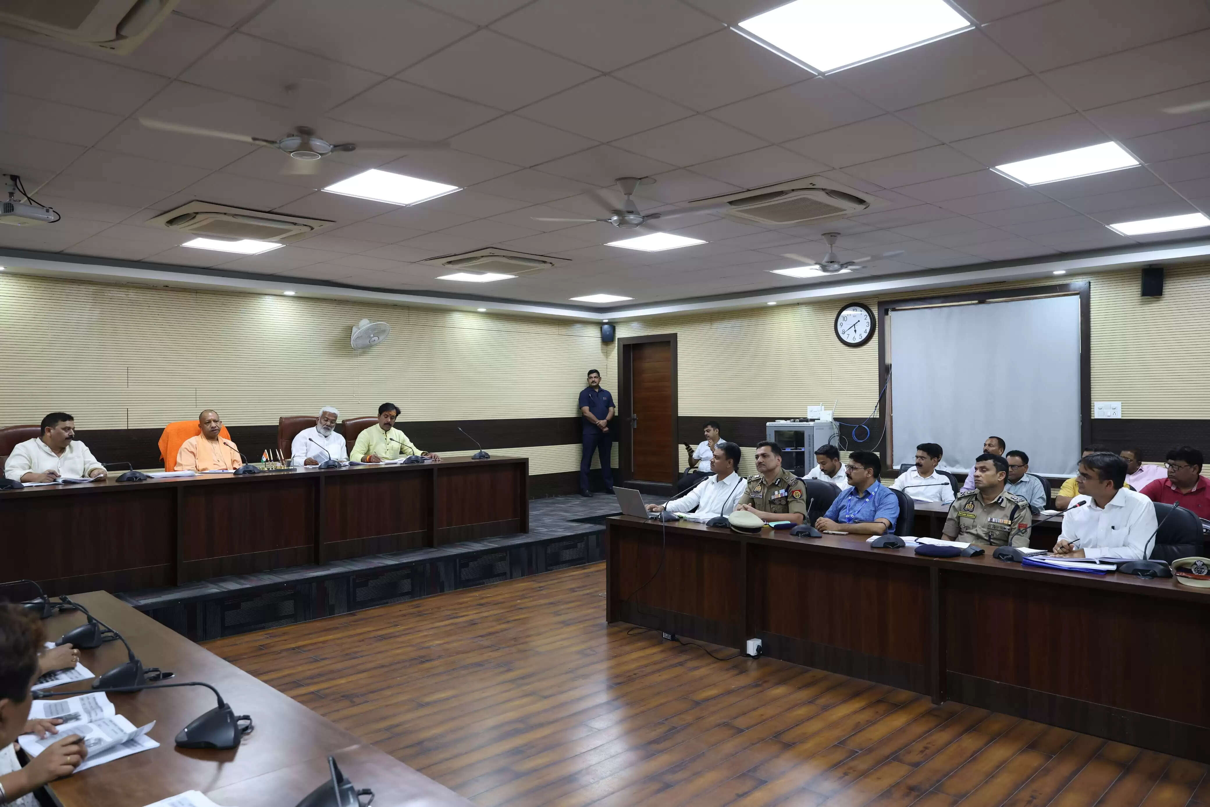 स्वच्छता मानकों में टॉप-5 में शामिल हो वाराणसी, सीएम ने अफसरों को दिया लक्ष्य