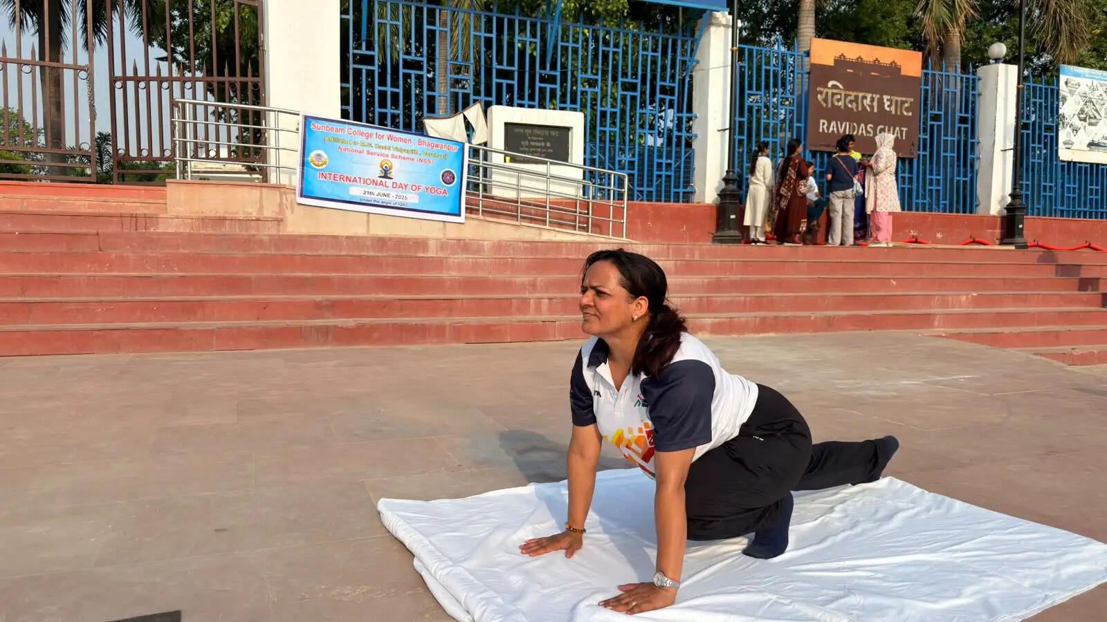 रविदास घाट पर सनबीम कॉलेज की स्वयंसेविकाओं ने किया योगाभ्यास, स्वस्थ जीवनशैली अपनाने का लिया संकल्प