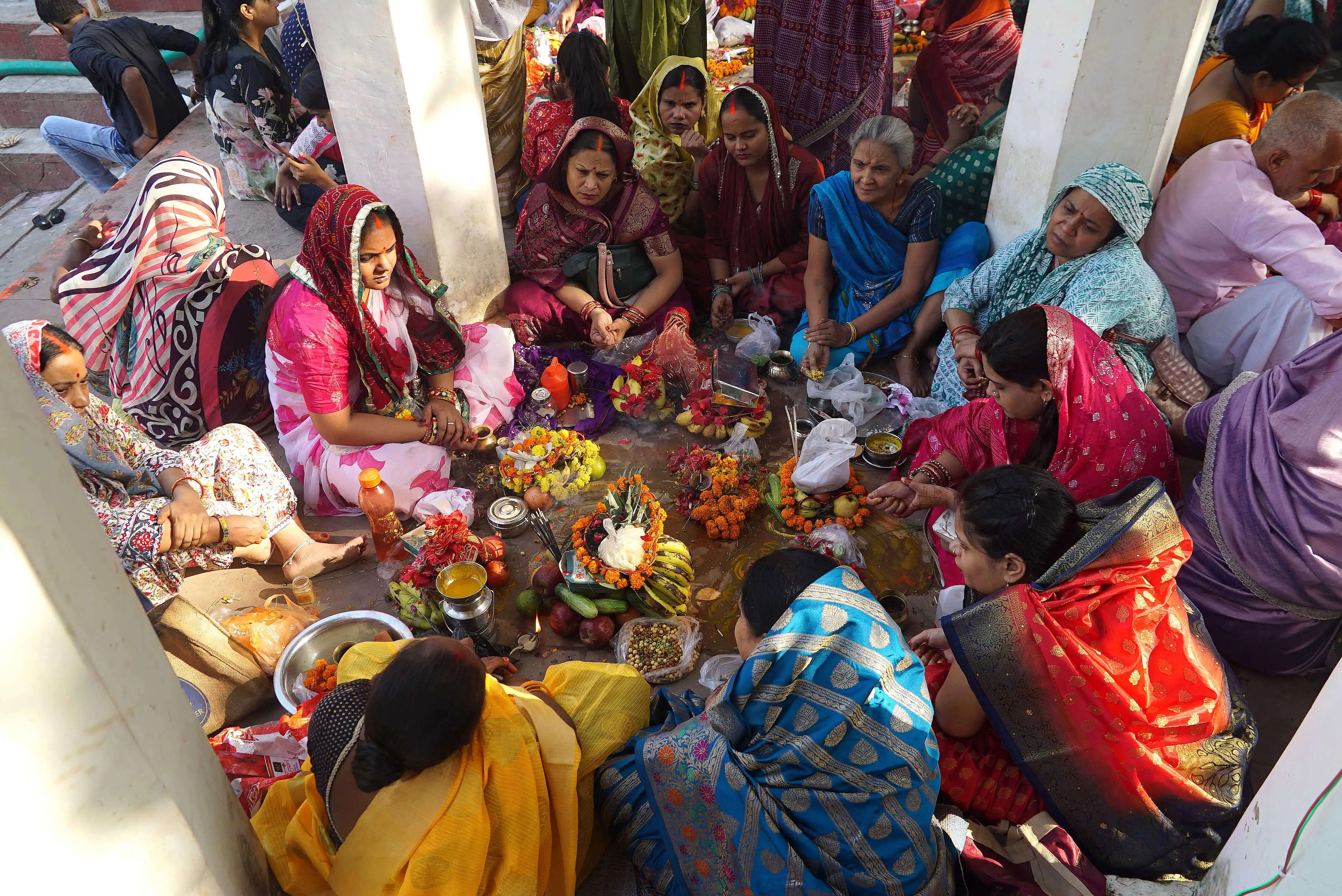वाराणसी के काशी हिंदू विश्वविद्यालय में एबीवीपी कार्यकर्ताओं का प्रदर्शन