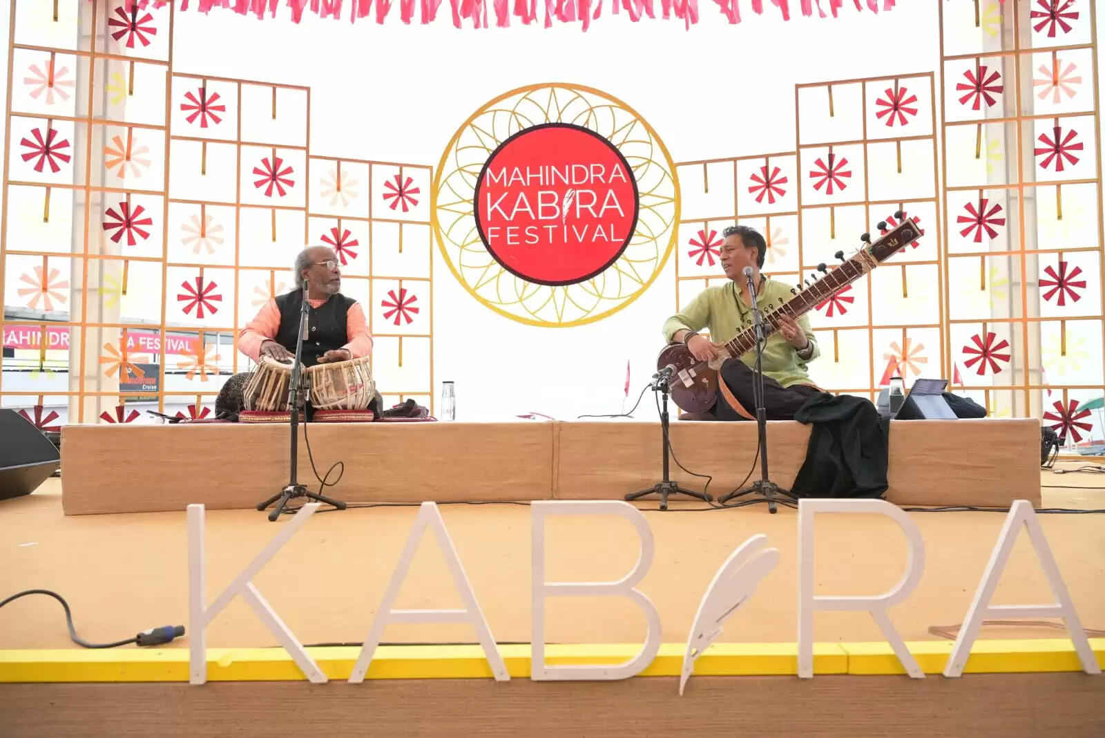 वाराणसी। महिंद्रा कबीरा फ़ेस्टिवल के भव्य उद्घाटन के बाद 20 दिसंबर को इसका दूसरा दिन भी यादगार रहा। इस दिन कबीर के जीवन, दर्शन और काव्य को समर्पित कार्यक्रमों के माध्यम से संगीत, विचार और भक्ति का सुंदर संगम देखने को मिला। शहर के ऐतिहासिक स्थल गुलेरिया कोठी और शिवाला घाट कबीर की वाणी से गूंज उठे।