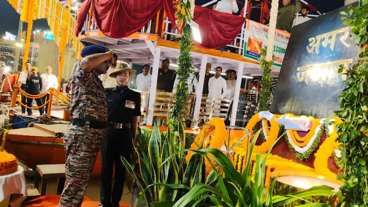 ऑपरेशन सिंदूर को समर्पित रही मां गंगा की महाआरती, 51 हजार दीपों की आभा से जगमगाया दशाश्वमेध घाट, आध्यात्म और राष्ट्रभक्ति का दिखा संगम