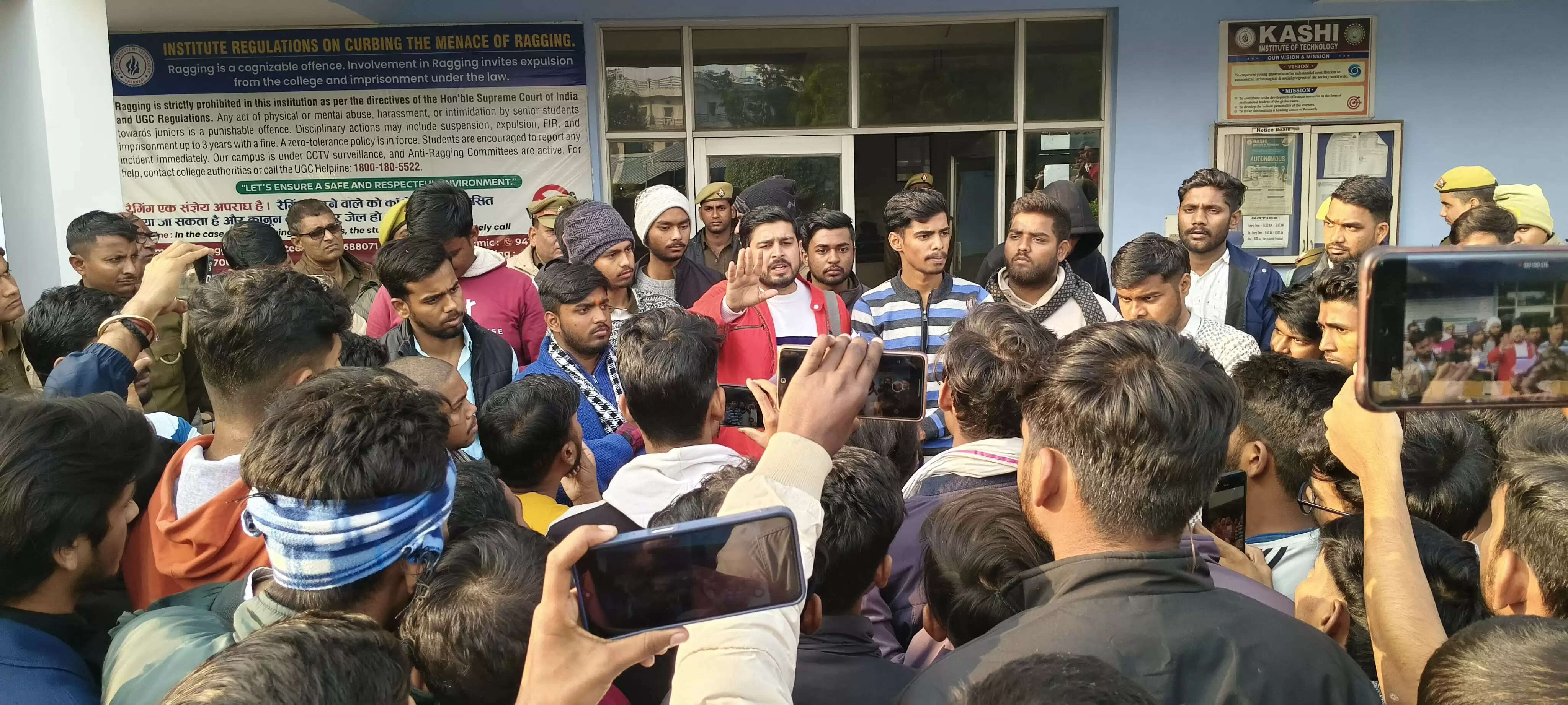 मिर्जामुराद क्षेत्र स्थित काशी इंस्टिट्यूट ऑफ टेक्नोलॉजी (केआईटी) में ऑटोनॉमस कॉलेज के नाम पर फीस, परीक्षा व्यवस्था और हॉस्टल की अव्यवस्थाओं को लेकर छात्रों का विरोध प्रदर्शन तीसरे दिन भी जारी रहा। मंगलवार को बीटेक, बीबीए, बीसीए और एमबीए प्रथम वर्ष के सैकड़ों छात्र कॉलेज परिसर के मुख्य गेट पर धरने पर बैठ गए और कॉलेज प्रशासन के खिलाफ जमकर नारेबाजी की।