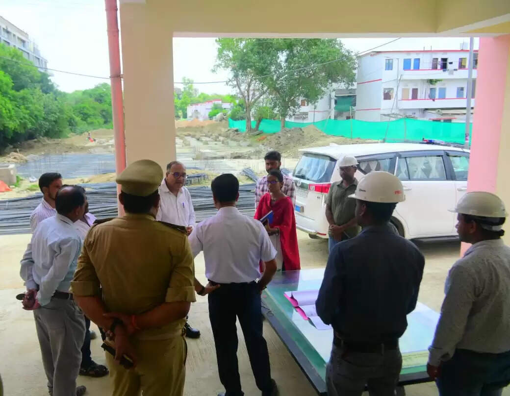 वाराणसी में पुलिस कर्मियों के लिए निर्माणाधीन 192 आवासों और थाना लालपुर पाण्डेयपुर का निरीक्षण