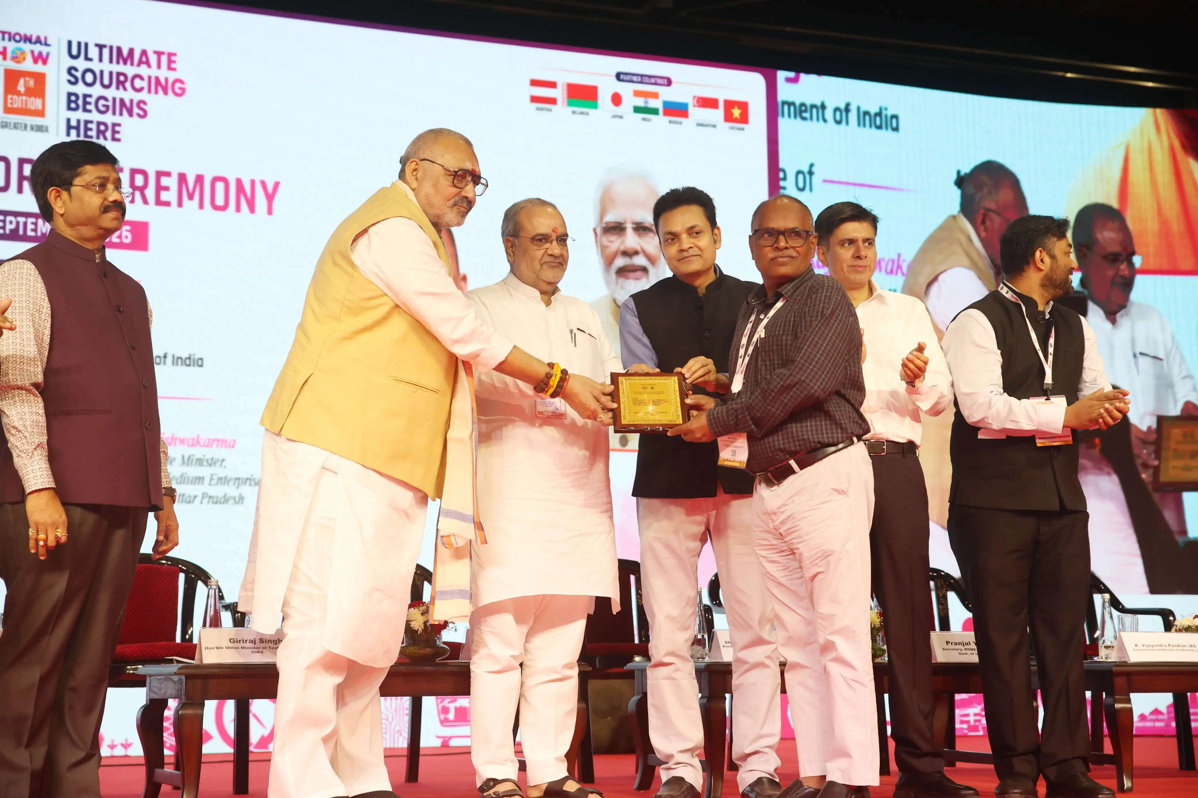 &nbsp;  यूपी की पहचान अब कट्टा नहीं, ब्रह्मोस और फाइटर जेट से : गिरिराज सिंह
