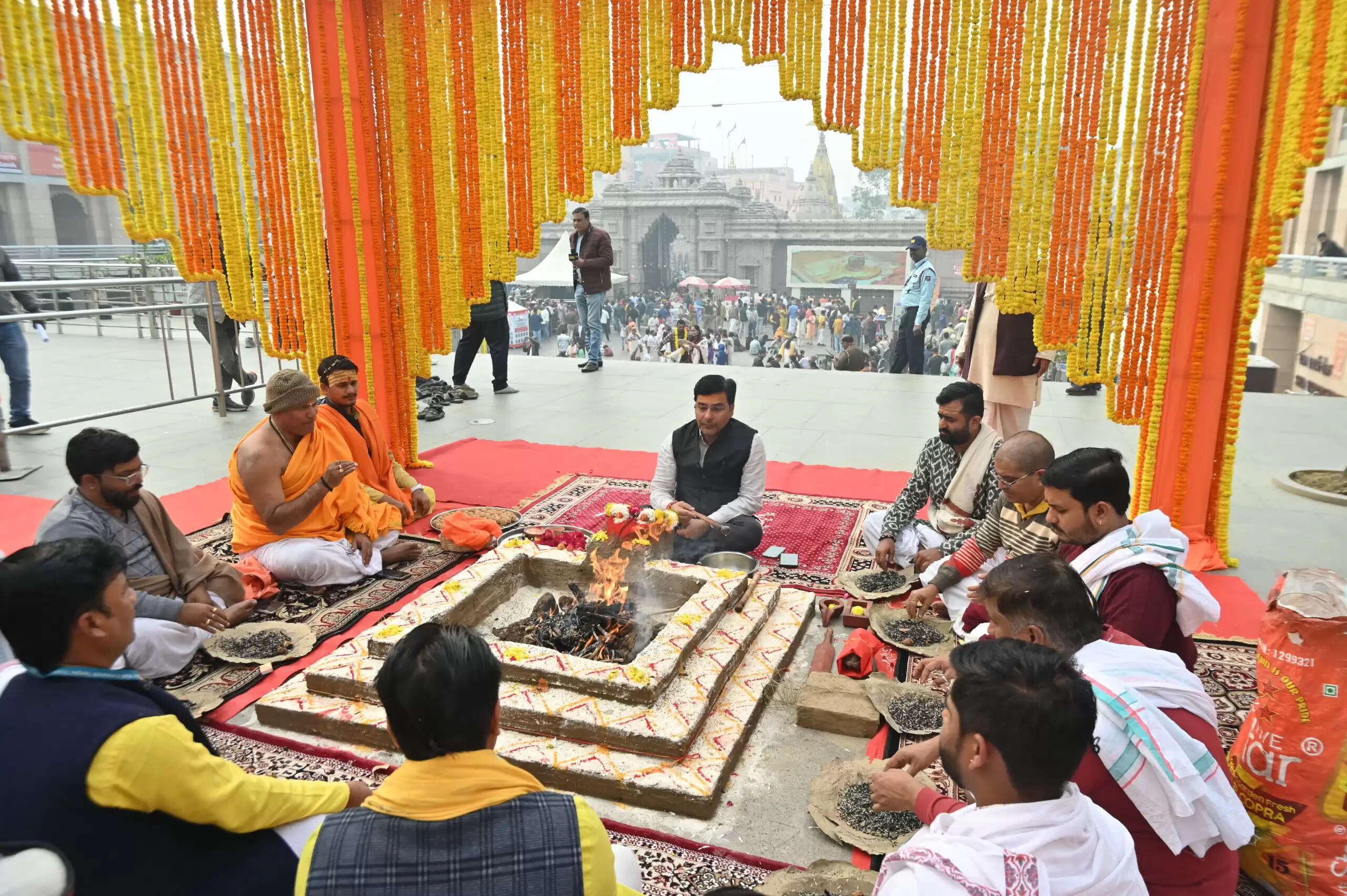 वाराणसी की हर महत्वपूर्ण खबर पढ़ने के लिए अभी फॉलो करें Live VNS का ऑफिशियल वाट्सऐप पेज 👇👇 https://whatsapp.com/channel/0029VaAPWex65yD2LWG35A25 Live VNS - भरोसा 1 दशक से लाखों बनारसियों का - बनारस की बात, बनारस के साथ अपने शहर के लेकर देश-दुनिया, खेल, धर्म, आध्यात्म, राशिफल, पञ्चाङ्ग तथा फ़िल्म और व्यापार जगत की ताजा-तरीन खबरों को पढ़ने के लिए अभी डाउनलोड करें Live VNS का ऑफिशियल एंड्रॉएड ऐप। http://play.google.com/store/apps/details?id=in.livevns.app.native