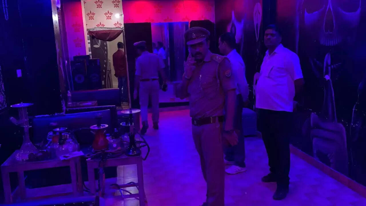 वाराणसी : पुलिस ने अवैध हुक्काबार में की छापेमारी, 7 पुरुष 1 महिला धराए, संचालक की तलाश