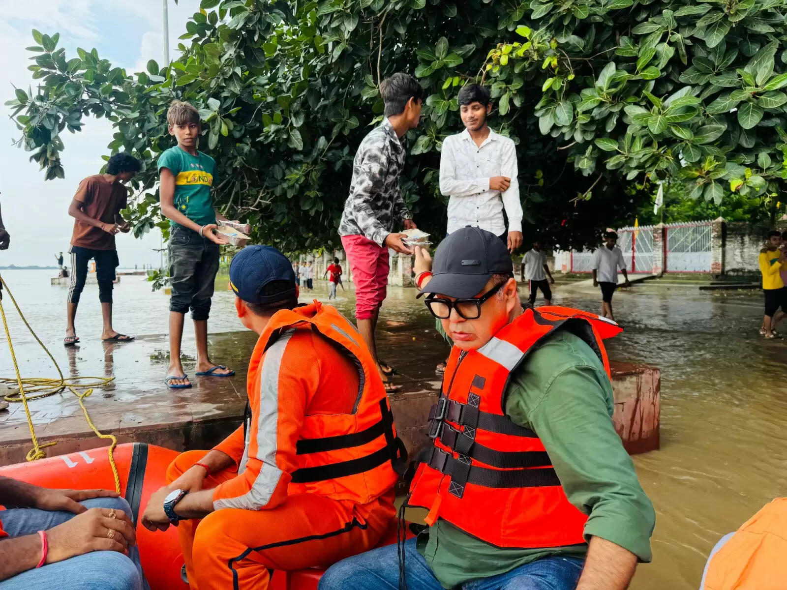 वाराणसी में बाढ़ राहत: एनडीआरएफ की टीमें सक्रिय, राहत सामग्री का वितरण जारी