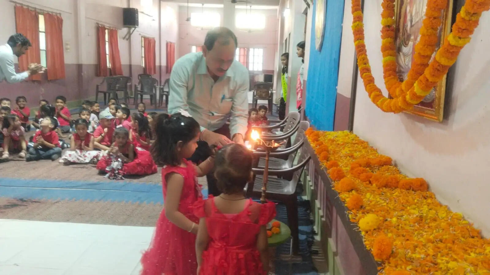 नवनीता कुंअर पब्लिक स्कूल में रेड डे का आयोजन, बच्चों को बताया लाग रंग का महत्व