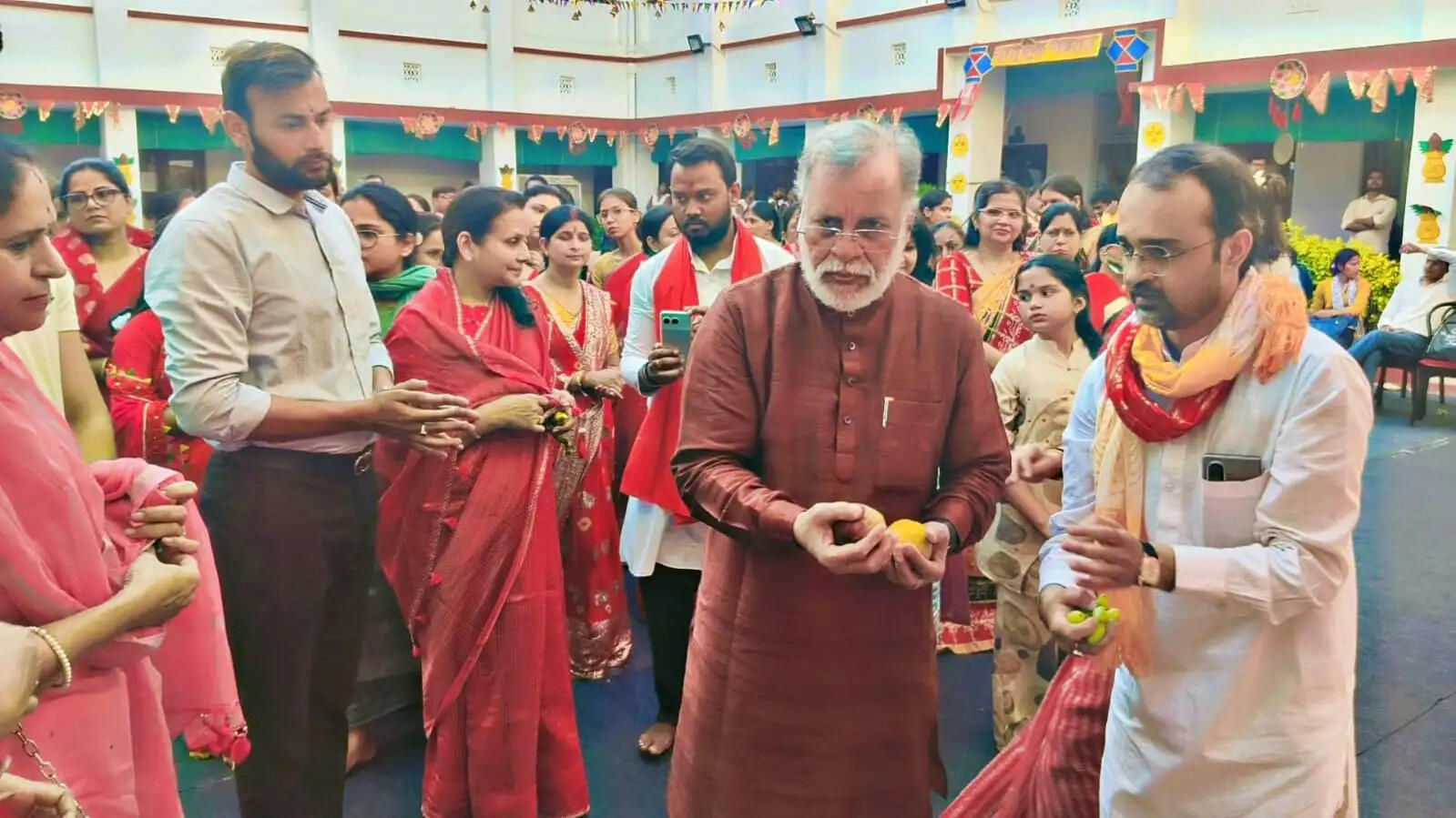 रवींद्रपुरी स्थित गोपी राधा प्राइमरी स्कूल