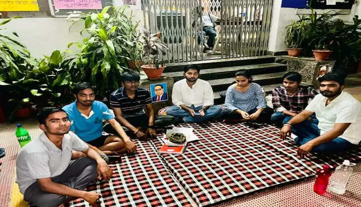 बीएचयू में पीएचडी नामांकन को लेकर छात्रों का धरना जारी, ओबीसी आरक्षण में कटौती का लगाया आरोप
