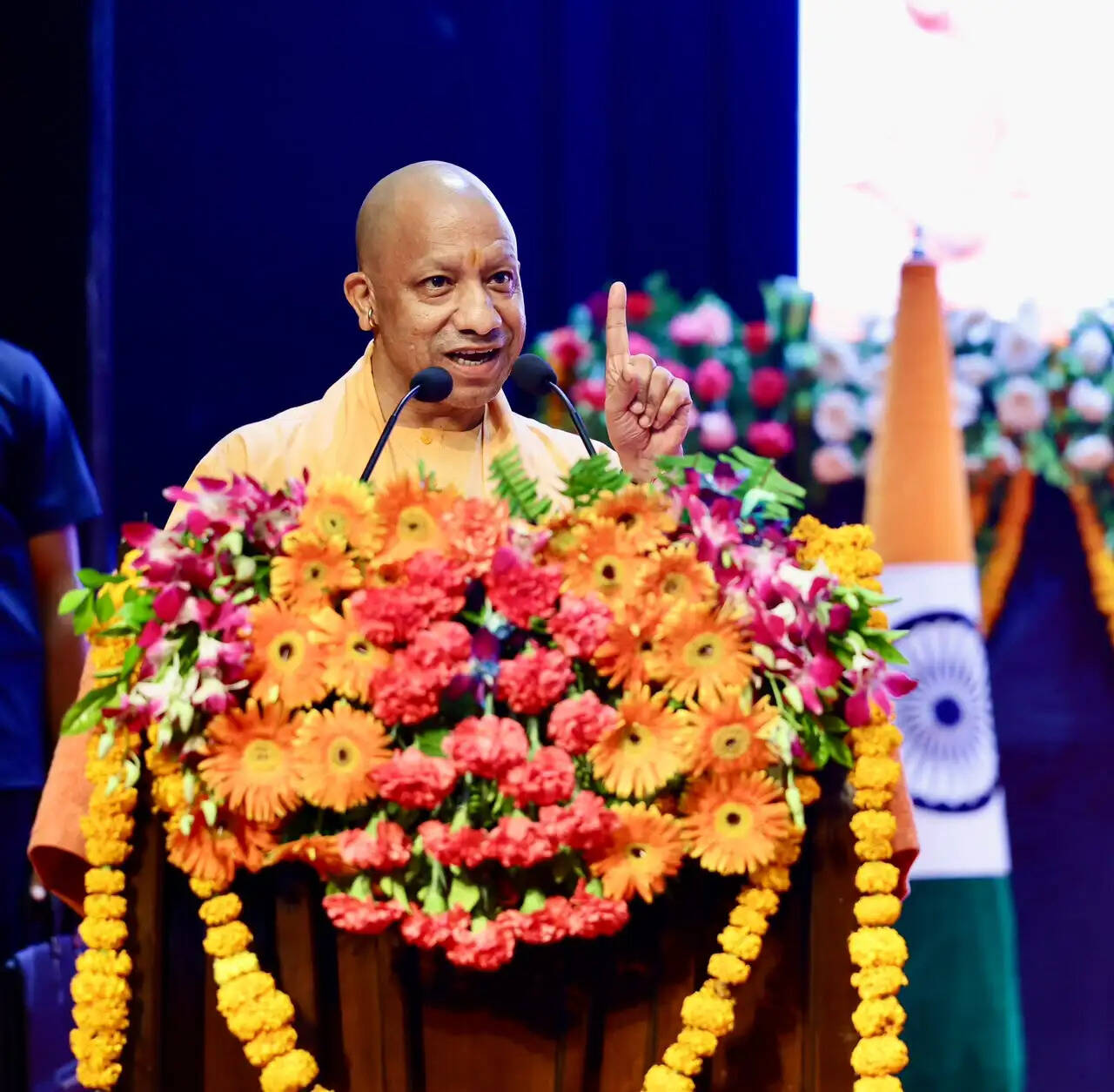 ‘प्रदेश डुबाओ एलायंस’ में सैफई या सिफारिश से मिलती थी नौकरी, एनडीए का मतलब ‘नौकरी देंगे एलायंस’: सीएम योगी मुख्यमंत्री योगी आदित्यनाथ ने उत्तर प्रदेश पुलिस में कुशल खिलाड़ी कोटे के अंतर्गत चयनित 470 खेल प्रतिभाओं को नियुक्ति पत्र वितरित किए सीएम ने कहा- अब नियुक्तियों पर किसी परिवार का कब्जा नहीं, सिर्फ पसीने और प्रतिभा का अधिकार सपा का युवाओं को नौकरी देने की बात करना जैसे मगरमच्छ शांति का उपदेश दे रहा हो: मुख्यमंत्री नियुक्ति पत्र न सरकार की कृपा और न मुख्यमंत्री की अनुकंपा, यह खिलाड़ियों के पसीने और परिश्रम की कीमत: सीएम हर खिलाड़ी को नशे के खिलाफ अभियान का हिस्सा बनना चाहिए: मुख्यमंत्री सीएम की युवाओं को सीख- रील में लाइक्स मिलते हैं और खेल के मैदान में मिलती है लाइफ समाजवादी पार्टी ने 10 लाख गुंडे पाले थे, हमने 10 लाख युवाओं को दी सरकारी नौकरी: मुख्यमंत्री योगी मर्डर और मेडल में अंतर है, एक पहचान दिलाता है और दूसरा पहचान डुबोता है: सीएम योगी युवाओं को शराब और सपा से सावधान रहना चाहिए, दोनों ने प्रदेश को बर्बाद किया था: मुख्यमंत्री आपका प्रमोशन कोई टाल नहीं सकता, और जो टालेगा तो फिर हम उसको ही टाल देंगे: सीएम लखनऊ, 08 अक्टूबर। मुख्यमंत्री योगी आदित्यनाथ ने गुरुवार को लोक भवन सभागार में उत्तर प्रदेश पुलिस में कुशल खिलाड़ी कोटे के अंतर्गत चयनित 470 खेल प्रतिभाओं को नियुक्ति पत्र वितरित किए। इस दौरान मुख्यमंत्री ने खिलाड़ियों की उपलब्धियों, खेलों के प्रति सरकार की प्रतिबद्धता और पारदर्शी भर्ती प्रक्रिया का उल्लेख करते हुए समाजवादी पार्टी पर तीखा हमला बोला। उन्होंने कहा कि पहले प्रदेश में युवाओं की नौकरी पर एक परिवार का कब्जा था और नौकरी पाने के लिए ‘सैफई या सिफारिश’ की जरूरत पड़ती थी, जबकि आज नियुक्ति में न किसी की सिफारिश चलती है और न पैसा। आज सिर्फ खिलाड़ी की प्रतिभा, परिश्रम और पसीने की कीमत मिल रही है। “पहले प्रदेश डुबाओ एलायंस’’ था और अब एनडीए की सरकार है। एनडीए का मतलब है- “नौकरी देंगे एलायंस।” अब नौकरी पर केवल पसीने और प्रतिभा का कब्जा है। जिन खिलाड़ियों ने अपने परिश्रम से अपनी प्रतिभा साबित की, उन्हें उसी आधार पर नियुक्ति मिल रही है। ‘सैफई या सिफारिश’ का दौर खत्म मुख्यमंत्री ने कहा कि पहले प्रदेश में युवाओं के सामने पहचान का संकट था और उनकी नौकरियों पर डकैती डाली जाती थी। खिलाड़ी मैदान में पसीना बहाता था। उसके पास सिफारिश कराने का समय नहीं था। इसी कारण उसे नौकरी नहीं मिल पाती थी। वर्ष 2017 से पहले समाजवादी पार्टी की सरकार के समय बड़ी संख्या में अराजक तत्वों को संरक्षण मिला। सपा ने प्रदेश में 10 लाख गुंडे पाले थे। वे बेटियों की सुरक्षा के लिए खतरा बनते थे। दंगे-अराजकता फैलाते, गरीबों की जमीनों पर कब्जा करते थे। इसके विपरीत हमारी सरकार ने 10 लाख नौजवानों को सरकारी नौकरी देकर उत्तर प्रदेश को नई पहचान देने का काम किया है। सपा की बातें मगरमच्छ के शांति उपदेश जैसी सीएम ने कहा कि जब समाजवादी पार्टी युवाओं की नियुक्ति की बात करती है तो हंसी आती है। लगता है जैसे कोई पानी में तैरता मगरमच्छ शांति का उपदेश दे रहा हो। ऐसे मगरमच्छों से सावधान रहना होगा। आप खूब खेलिए, खूब पसीना बहाइए, नए रिकॉर्ड बनाइए। नौकरी की चिंता मत करिए, हमने ऐसी पॉलिसी बना दी है कि नौकरी आपको जरूर मिलेगी। कोई भी आपका प्रमोशन नहीं टाल सकता और ऐसा करेगा तो हम उसको ही टाल देंगे। शराब और सपा से सावधान रहें युवा मुख्यमंत्री ने कहा कि युवाओं को शराब व सपा से सावधान रहना चाहिए। ये दोनों एक-दूसरे के पूरक हैं, दोनों ने प्रदेश को बर्बाद किया था। सरकार की खेल नीति का उद्देश्य अच्छे खिलाड़ियों को आगे बढ़ाना और उन्हें सम्मान व अवसर देना है। 2017 से पहले उत्तर प्रदेश में खनन, भर्ती, रिवर फ्रंट समेत विभिन्न घोटालों की चर्चा होती थी, जबकि आज प्रदेश में मेरठ में स्पोर्ट्स यूनिवर्सिटी, हर कमिश्नरी में स्पोर्ट्स कॉलेज और सेंटर ऑफ एक्सीलेंस, वन डिस्ट्रिक्ट-वन प्रोडक्ट, वन डिस्ट्रिक्ट-वन मेडिकल कॉलेज और खिलाड़ियों के मेडल्स की चर्चा होती है। प्रधानमंत्री नरेन्द्र मोदी जी के नेतृत्व में भारतीय जनता पार्टी ने केवल चुनाव जीतने के रिकॉर्ड नहीं बनाए, बल्कि मेडल जीतने के रिकॉर्ड भी बनाए हैं। एशियन गेम्स में भारतीय खिलाड़ियों द्वारा 107 मेडल जीतने का उल्लेख करते हुए उन्होंने इसे अब तक का सर्वोच्च रिकॉर्ड बताया और खिलाड़ियों से नए रिकॉर्ड बनाने का आह्वान किया। ‘मर्डर से मेडल तक बदली यूपी की पहचान’ सीएम ने कहा कि प्रधानमंत्री जी खिलाड़ियों के साथ व्यक्तिगत संवाद करते हैं, उनकी सुविधाओं पर ध्यान देते हैं और दुनिया में अच्छा प्रदर्शन करने वाले खिलाड़ियों को फोन करके प्रोत्साहित करते हैं। कभी भारत की पहचान राष्ट्रमंडल खेलों के घोटालों से होती थी, लेकिन आज भारत के खिलाड़ी देश के लिए मेडल्स लेकर लौट रहे हैं। इसी तरह पहले प्रदेश की पहचान अपराध और अराजकता से जुड़ी खबरों से होती थी, लेकिन आज यूपी की पहचान उसके कुशल खिलाड़ियों के मेडल्स से हो रही है। मर्डर और मेडल में अंतर है- एक पहचान दिलाता है और दूसरा पहचान डुबोता है। जर्सी से वर्दी की यात्रा में भी वही अनुशासन चाहिए मुख्यमंत्री ने नियुक्ति पत्र प्राप्त करने वाले खिलाड़ियों से कहा कि आज उनकी ‘जर्सी से वर्दी’ की यात्रा शुरू हुई है। जर्सी में उन्होंने जिस अनुशासन, टीम वर्क, परिश्रम और समर्पण के साथ परिणाम दिए हैं, वर्दी में भी उनसे वही अपेक्षा है। नवनियुक्त 470 खिलाड़ियों में 303 पुरुष और 167 महिलाएं शामिल हैं। आरक्षी नागरिक पुलिस में 295 खिलाड़ियों का चयन हुआ है, जिनमें 148 पुरुष और 147 महिलाएं हैं। उपनिरीक्षक नागरिक पुलिस में 43 पुरुष और 20 महिलाएं हैं, जबकि आरक्षी पीएसी में 132 खिलाड़ियों का चयन हुआ है। मुख्यमंत्री ने खिलाड़ियों से पूछा कि क्या नियुक्ति प्रक्रिया के दौरान किसी ने उनसे पैसे की मांग की? क्या किसी को सिफारिश कराने की जरूरत पड़ी? आज जो नियुक्ति पत्र उन्हें मिल रहा है, वह न सरकार की कृपा है और न मुख्यमंत्री की अनुकंपा, बल्कि यह उनके पसीने और परिश्रम की कीमत है। 2017 से बदली खिलाड़ी नियुक्ति की व्यवस्था मुख्यमंत्री ने कहा कि वर्ष 2017 से पहले पुलिस अथवा किसी अन्य विभाग में खिलाड़ियों की सीधी भर्ती का कोई नियम नहीं था। उनकी सरकार ने पुलिस भर्ती की प्रक्रिया के साथ-साथ विभिन्न विभागों में खिलाड़ियों को सीधी नियुक्ति देने की व्यवस्था शुरू की। अब तक करीब 1000 खिलाड़ियों को सीधी भर्ती के माध्यम से नियुक्ति पत्र दिए जा चुके हैं। इसके साथ 1470 खिलाड़ियों को नियुक्ति पत्र देने की प्रक्रिया आगे बढ़ी है और 555 खिलाड़ियों की चयन प्रक्रिया भी प्रारंभ हो चुकी है। जीवन में जीत का जितना महत्व है, उससे कहीं अधिक महत्व हार के बाद खड़ा होना, फिर तैयारी करना, संघर्ष करना और अंततः मेडल जीतकर लौटना है। डिप्टी एसपी बनने के लक्ष्य ने दिलाया गोल्ड सीएम ने कहा कि उन्होंने एक खिलाड़ी से पूछा कि मेडल जीतने के पीछे उसकी प्रेरणा क्या थी। खिलाड़ी ने कहा कि उसने गोल्ड मेडल इसलिए जीता, क्योंकि उसका लक्ष्य उत्तर प्रदेश पुलिस में डिप्टी एसपी बनना था। जिस तरह अर्जुन का निशाना अपने लक्ष्य पर था, उसी तरह उस खिलाड़ी का लक्ष्य भी डिप्टी एसपी का पद था और उसने अपने लक्ष्य को हासिल करने के लिए देश के लिए मेडल जीता। सरकार अब तक ओलंपिक, कॉमनवेल्थ और एशियाई खेलों में मेडल जीतने वाले सात कुशल खिलाड़ियों को सीधी भर्ती से डिप्टी एसपी का पद दे चुकी है। हॉकी खिलाड़ी ललित उपाध्याय को ओलंपिक में भारत की हॉकी टीम के मेडल जीतने के बाद सरकार ने डिप्टी एसपी का पद दिया। गाजीपुर के राजकुमार पाल का परिवार बेहद गरीब था, लेकिन उनकी प्रतिभा और परिश्रम ने उन्हें ओलंपिक में मेडल तक पहुंचाया। सरकार ने उन्हें भी डिप्टी एसपी का पद दिया। खिलाड़ियों को 200 करोड़ से अधिक की प्रोत्साहन राशि मुख्यमंत्री ने कहा कि ओलंपिक और अन्य प्रतियोगिताओं में प्रदेश के लिए मेडल जीतने वाले कुशल खिलाड़ियों को सरकार ने अब तक 200 करोड़ रुपये से अधिक की प्रोत्साहन राशि उपलब्ध कराई है। एक समय उत्तर प्रदेश की स्थिति ऐसी थी कि सूर्योदय से सूर्यास्त के बीच ही जीवन सीमित था। न उससे पहले लोग सुरक्षित महसूस करते थे और न बाद में। खेल इन्फ्रास्ट्रक्चर की स्थिति भी अच्छी नहीं थी। 2017 में सरकार बनने के बाद भू-माफिया के खिलाफ अभियान चलाया गया। सरकारी, गरीबों, व्यापारियों और सार्वजनिक स्थलों की जमीनों पर किए गए अवैध कब्जों को हटाया गया। करीब 64 हजार हेक्टेयर जमीन को अवैध कब्जे से मुक्त कराया गया। आज उसी भूमि का उपयोग गांव से लेकर ब्लॉक, जनपद और प्रदेश स्तर तक खेल सुविधाओं के विकास में किया जा रहा है। प्रदेश में खेल मैदान, मिनी स्टेडियम, स्टेडियम और इंटरनेशनल स्टेडियम विकसित हो रहे हैं। हर कमिश्नरी में स्पोर्ट्स कॉलेज विकसित किए जा रहे हैं। इनमें अलग-अलग खेलों के लिए सेंटर ऑफ एक्सीलेंस बनाए जा रहे हैं, जहां अंतरराष्ट्रीय स्तर की प्रैक्टिस सुविधा, प्रशिक्षित कोच और आवश्यक टीम उपलब्ध हो। खेलो इंडिया से विधायक और ग्रामीण खेल प्रतियोगिताओं तक सीएम योगी ने कहा कि नशे के खिलाफ सबसे बड़ा ब्रांड एंबेसडर कोई बन सकता है तो वह खिलाड़ी है। खिलाड़ी से अधिक कोई नहीं समझ सकता कि नशे की कीमत व्यक्ति, परिवार और समाज को क्या चुकानी पड़ती है। हर खिलाड़ी को नशे के खिलाफ अभियान का हिस्सा बनना चाहिए। 1400 से अधिक कुशल खिलाड़ी यूपी पुलिस का हिस्सा बन चुके हैं। इन खिलाड़ियों को कोई न कोई गांव गोद दिया जाए और उन्हें सप्ताह में कम से कम एक दिन वहां खेलकूद की गतिविधियों के संचालन के लिए भेजा जाए। जिस प्रकार महिला बीट पुलिस अधिकारी सप्ताह में एक दिन किसी गांव में जाती हैं, उसी प्रकार पुलिस के खिलाड़ी भी गांवों में जाकर युवाओं को खेलों से जोड़ें। ‘रील में लाइक्स मिलते हैं, खेल के मैदान में लाइफ’ मुख्यमंत्री ने युवाओं में बढ़ते रील कल्चर पर भी टिप्पणी की। उन्होंने कहा कि आज के युवा घंटों रील में अपना समय बर्बाद कर रहे हैं। रील में लाइक्स मिलते हैं, लेकिन खेल के मैदान में आपको लाइफ मिलती है, एक नई लाइफ। अब उन्हें तय करना है कि केवल लाइक्स चाहिए या जीवन की वास्तविक उपलब्धि। आज की नियुक्ति नए जीवन की शुरुआत है। अच्छा प्रदर्शन, नियमित अभ्यास और खुद को मजबूत बनाने के साथ खिलाड़ियों के सामने प्रमोशन और आगे बढ़ने के नए अवसर भी खुलेंगे। खेल समाप्त नहीं हुआ: केशव प्रसाद मौर्य उपमुख्यमंत्री केशव प्रसाद मौर्य ने कहा कि नियुक्ति मिलने से खिलाड़ियों का खेल समाप्त नहीं हुआ है। वर्ष 2017 से पहले प्रदेश की कानून व्यवस्था ध्वस्त थी। आज बेहतर कानून व्यवस्था की देशभर में चर्चा है। पहले खिलाड़ियों को अपेक्षित अवसर नहीं मिलते थे। अब पदक जीतकर आने वाले खिलाड़ियों के लिए सरकारी नौकरियों के अवसर हैं। पुरस्कार राशि ढाई गुना से अधिक बढ़ी: गिरीश यादव खेल राज्यमंत्री गिरीश चंद्र यादव ने कहा कि मुख्यमंत्री ने खिलाड़ियों की पुरस्कार राशि ढाई गुना से अधिक बढ़ाई है। खेल नीति-2023 लागू करने के साथ आर्थिक रूप से कमजोर खिलाड़ियों के लिए एकलव्य क्रीड़ा कोष बनाया गया। प्रत्येक मंडल में स्पोर्ट्स कॉलेज खोलने का निर्णय हुआ है। मेरठ में मेजर ध्यानचंद खेल विश्वविद्यालय का निर्माण पूरा हो चुका है और इसका लोकार्पण होना है। खिलाड़ियों को आउट ऑफ टर्न पदोन्नतियां: डीजीपी पुलिस महानिदेशक राजीव कृष्ण ने बताया कि वर्ष 2022 से अब तक 950 कुशल खिलाड़ियों की भर्ती हो चुकी है। निरीक्षक और दलनायक पद पर 14, उपनिरीक्षक और प्लाटून कमांडर पद पर 59 तथा मुख्य आरक्षी पद पर 440 आउट ऑफ टर्न पदोन्नतियां दी गई हैं। उन्होंने कहा कि खेल से मिला अनुशासन और दबाव में निर्णय लेने की क्षमता पुलिस सेवा में उपयोगी होगी। लघु फिल्म में दिखा गुड़िया का संघर्ष कार्यक्रम में खिलाड़ियों के संघर्ष पर आधारित लघु फिल्म दिखाई गई। इसमें भदोही के छेछुआ गांव की गुड़िया की कहानी भी थी, जिन्होंने 400 मीटर बाधा दौड़ में राष्ट्रीय पदक जीता है। नियुक्ति पाने वाले खिलाड़ियों ने खाकी पहनकर जनसेवा का संकल्प जताया। इस अवसर पर उपमुख्यमंत्री केशव प्रसाद मौर्य, खेल और युवा कल्याण विभाग के मंत्री गिरीश चंद्र यादव, पुलिस महानिदेशक राजीव कृष्ण, अपर मुख्य सचिव गृह संजय प्रसाद, पुलिस महानिदेशक उत्तर प्रदेश पुलिस भर्ती एवं प्रोन्नत बोर्ड एस.बी. शिरोडकर, पुलिस महानिदेशक पीएसी आलोक सिंह के साथ उत्तर प्रदेश पुलिस के वरिष्ठ अधिकारीगण, नियुक्ति पत्र प्राप्त करने वाले कुशल खिलाड़ीगण और उनके अभिभावक उपस्थित रहे।