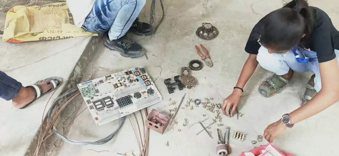 Four-day scrap art workshop started in the Faculty of Visual Arts