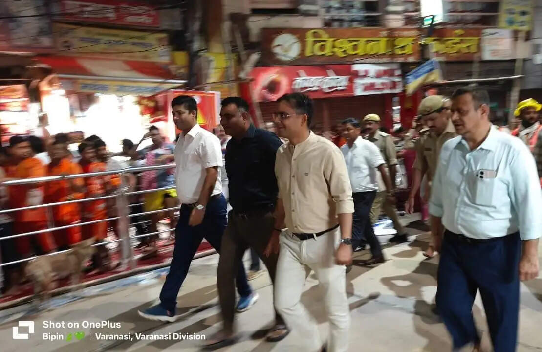 विश्वनाथ धाम में श्रद्धालुओं के बीच पहुंचे डीएम, दर्शन से सुरक्षा तक की व्यवस्थाएं परखीं  सावन के दूसरे सोमवार पर शिवभक्तों से लिया फीडबैक, कंट्रोल रूम में CCTV कैमरों से देखी भीड़ और सुरक्षा व्यवस्था  वाराणसी। सावन के दूसरे सोमवार पर श्री काशी विश्वनाथ धाम में उमड़े शिवभक्तों के बीच जिलाधिकारी सत्येन्द्र कुमार पहुंचे और दर्शन-पूजन से लेकर सुरक्षा तक की व्यवस्थाओं का जायजा लिया। डीएम ने श्रद्धालुओं और कांवड़ियों से सीधे बातचीत कर पूछा कि उन्हें दर्शन के दौरान किसी तरह की परेशानी तो नहीं हो रही है। इसके बाद कंट्रोल रूम पहुंचकर सीसीटीवी कैमरों के जरिए मंदिर परिसर और आसपास की सुरक्षा व्यवस्था भी परखी।  श्रद्धालुओं से पूछा- कैसी है दर्शन की व्यवस्था  निरीक्षण के दौरान डीएम ने बाबा विश्वनाथ के दर्शन-पूजन के लिए पहुंचे श्रद्धालुओं से बातचीत की। उन्होंने श्रद्धालुओं से पेयजल, साफ-सफाई, आवागमन और दर्शन व्यवस्था के संबंध में फीडबैक लिया। इस दौरान मंदिर परिसर में भीड़ प्रबंधन और श्रद्धालुओं के सुगम आवागमन की स्थिति भी देखी।  डीएम ने अधिकारियों को निर्देश दिया कि सावन में बढ़ती भीड़ को देखते हुए मंदिर परिसर और आसपास के क्षेत्रों में व्यवस्थाएं लगातार प्रभावी रखी जाएं। श्रद्धालुओं को दर्शन के दौरान अनावश्यक परेशानी न हो और उन्हें व्यवस्थित तरीके से बाबा विश्वनाथ के दर्शन कराए जाएं।  कंट्रोल रूम से CCTV पर देखी सुरक्षा व्यवस्था  जिलाधिकारी ने मंदिर के कंट्रोल रूम में पहुंचकर सीसीटीवी कैमरों से अलग-अलग स्थानों की निगरानी व्यवस्था देखी। उन्होंने कैमरों के जरिए श्रद्धालुओं की सुरक्षा और भीड़ की स्थिति का जायजा लिया। अधिकारियों को सुरक्षा व्यवस्था में किसी तरह की ढिलाई नहीं बरतने के निर्देश दिए।  स्वच्छता और पेयजल व्यवस्था बेहतर रखने के निर्देश  डीएम ने मंदिर परिसर के साथ आसपास के क्षेत्रों में साफ-सफाई की व्यवस्था निरंतर बेहतर बनाए रखने को कहा। उन्होंने पेयजल और श्रद्धालुओं के आवागमन से जुड़ी सुविधाओं पर भी विशेष ध्यान देने के निर्देश दिए।  उन्होंने कहा कि बाबा विश्वनाथ के दर्शन के लिए देश-विदेश से श्रद्धालु काशी पहुंचते हैं। उन्हें बेहतर सुविधा और सुरक्षित माहौल उपलब्ध कराना प्रशासन की प्राथमिकता है। इसके लिए मंदिर प्रशासन समेत सभी संबंधित विभाग आपसी समन्वय के साथ काम करें।  जिलाधिकारी सत्येन्द्र कुमार ने सावन के दूसरे सोमवार पर श्रद्धालुओं और प्रदेशवासियों को शुभकामनाएं देते हुए बाबा विश्वनाथ से सभी के जीवन में सुख, शांति, समृद्धि और उत्तम स्वास्थ्य की कामना की। निरीक्षण के दौरान संबंधित विभागों और मंदिर प्रशासन के अधिकारी मौजूद रहे।