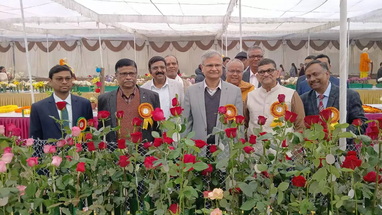  काशी हिंदू विश्वविद्यालय स्थित मालवीय भवन में गुरुवार को विश्वविद्यालय परिवार की ओर से महामना पंडित मदन मोहन मालवीय की जयंती के अवसर पर तीन दिवसीय भव्य पुष्प प्रदर्शनी का शुभारंभ हुआ। यह प्रदर्शनी न केवल बीएचयू की समृद्ध शैक्षणिक और सांस्कृतिक परंपरा को दर्शाती है, बल्कि विज्ञान, प्रकृति और आध्यात्मिकता के सुंदर समन्वय का भी जीवंत उदाहरण प्रस्तुत कर रही है।