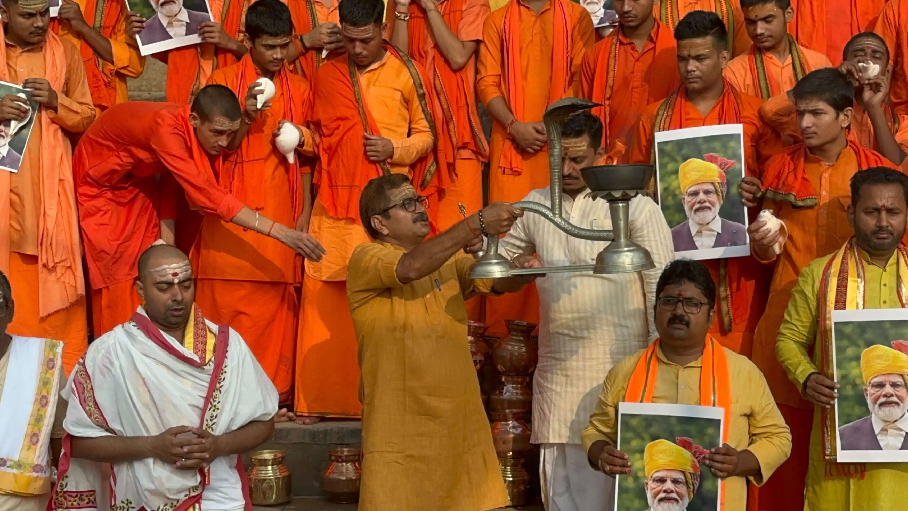 &nbsp;  पीएम मोदी के 76वें जन्मदिन पर काशी में 76 बटुकों ने किया मां गंगा का दुग्धाभिषेक, दीर्घायु की हुई कामना