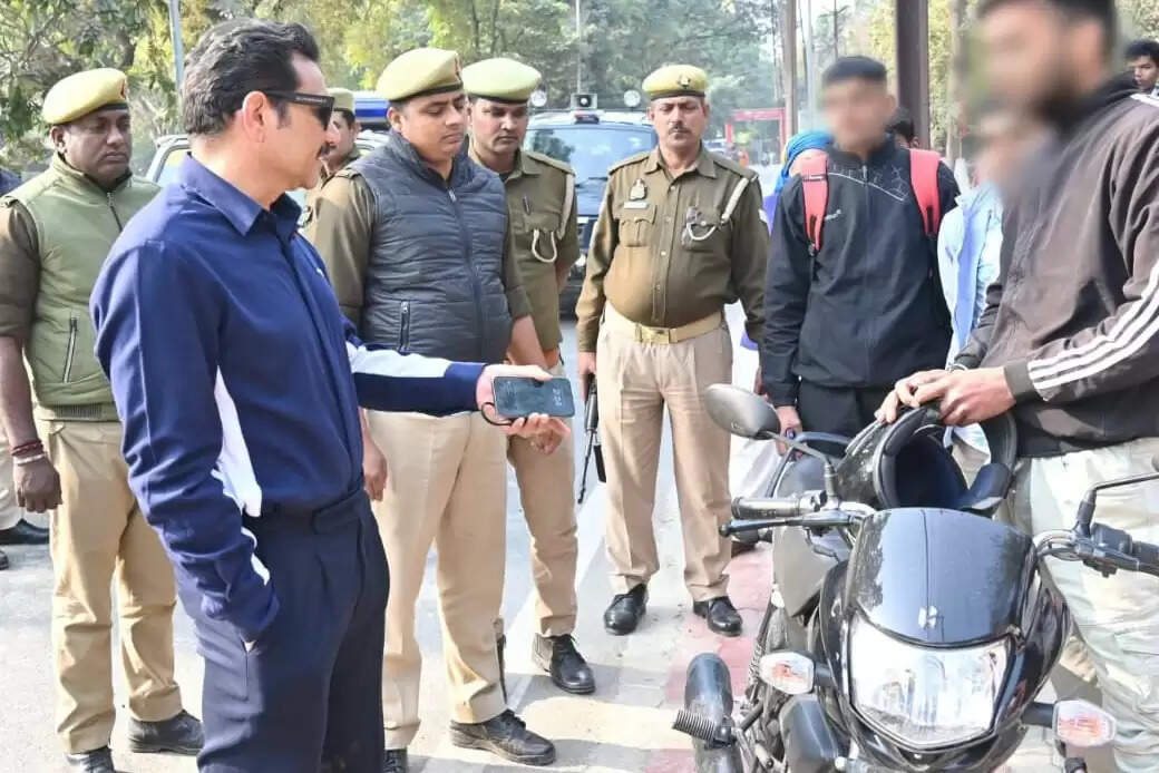 शहर में सुगम और सुरक्षित यातायात के लिए पुलिस आयुक्त का सड़क पर उतरना  वाराणसी। शहर में सुगम, सुरक्षित एवं सुव्यवस्थित यातायात व्यवस्था सुनिश्चित करने के उद्देश्य से पुलिस आयुक्त कमिश्नरेट मोहित अग्रवाल स्वयं सड़कों पर उतरे। दिनांक 15 जनवरी 2026 को उन्होंने शहर के प्रमुख मार्गों और चौराहों का भ्रमण कर यातायात की वास्तविक स्थिति का स्थलीय निरीक्षण किया और मौके पर ही आवश्यक सुधारात्मक निर्देश दिए।  प्रमुख क्षेत्रों का स्थलीय निरीक्षण  निरीक्षण के दौरान पुलिस आयुक्त ने नदेसर, अन्ध्रापुल, रोडवेज, इंग्लिशिया लाइन, लहरतारा सहित अन्य व्यस्त इलाकों का दौरा किया। इस दौरान यातायात के दबाव, जाम की स्थिति, पैदल यात्रियों की सुविधा तथा वाहनों की सुचारु आवाजाही का प्रत्यक्ष अवलोकन किया गया। जहां भी अव्यवस्थाएं नजर आईं, वहां तत्काल सुधार के निर्देश संबंधित अधिकारियों को दिए गए।  बिना नंबर प्लेट वाहनों पर सख्ती  पुलिस आयुक्त ने स्वयं बिना नंबर प्लेट के वाहनों की सघन चेकिंग की। उन्होंने स्पष्ट निर्देश दिए कि ऐसे वाहनों के विरुद्ध कड़ी वैधानिक कार्रवाई सुनिश्चित की जाए। इस कदम का उद्देश्य सड़क सुरक्षा को मजबूत करना, अपराध नियंत्रण में सहयोग करना तथा यातायात अनुशासन को सुदृढ़ बनाना है।  अतिक्रमण पर चेतावनी, भविष्य में कठोर कार्रवाई  निरीक्षण के दौरान सड़कों और सार्वजनिक मार्गों पर किए गए अतिक्रमण को यातायात बाधा का प्रमुख कारण बताया गया। दुकानों एवं व्यापारिक प्रतिष्ठानों को सख्त चेतावनी दी गई कि भविष्य में किसी भी प्रकार का अतिक्रमण पाए जाने पर कठोर कार्रवाई की जाएगी। पुलिस आयुक्त ने निर्देश दिया कि अतिक्रमण के विरुद्ध प्रभावी और निरंतर अभियान चलाया जाए।  यातायात एवं सिविल पुलिस का समन्वित अभियान  पुलिस आयुक्त ने यातायात पुलिस और सिविल पुलिस को आपसी समन्वय के साथ विशेष अभियान चलाने के निर्देश दिए। नियम उल्लंघन करने वालों, अवैध पार्किंग तथा नो-पार्किंग क्षेत्रों में खड़े वाहनों के विरुद्ध प्रभावी वैधानिक कार्रवाई सुनिश्चित करने को कहा गया, ताकि यातायात व्यवस्था निर्बाध बनी रहे।  नागरिकों की सुविधा सर्वोपरि  अंत में पुलिस आयुक्त ने स्पष्ट किया कि शहर में यातायात व्यवस्था को सुचारु, सुरक्षित एवं जनसुविधाजनक बनाना प्रशासन की प्राथमिकता है। इसके लिए नियमों का पालन अनिवार्य है और किसी भी प्रकार की लापरवाही या अव्यवस्था पर सख्त कार्रवाई की जाएगी। प्रशासन की इस पहल से नागरिकों को बेहतर और सुरक्षित यातायात सुविधा मिलने की उम्मीद है।