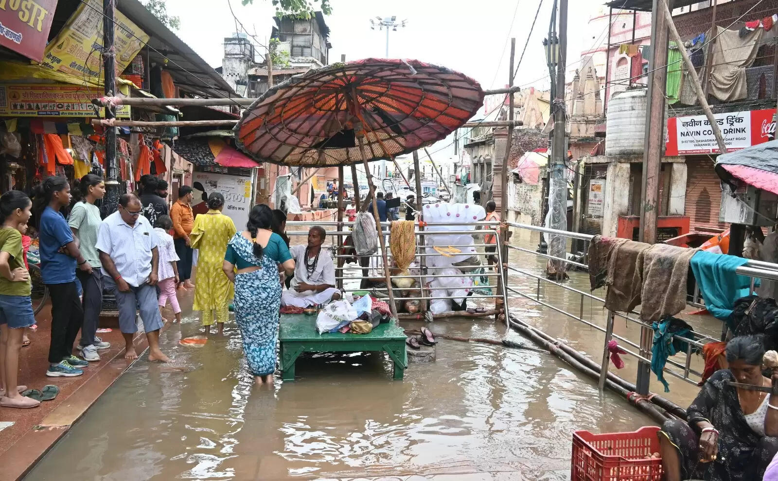 Varanasi flood : बनारस में बाढ़ की आफत, सड़कें और कॉलोनियां पानी-पानी, तस्वीरों में देखिये हालात