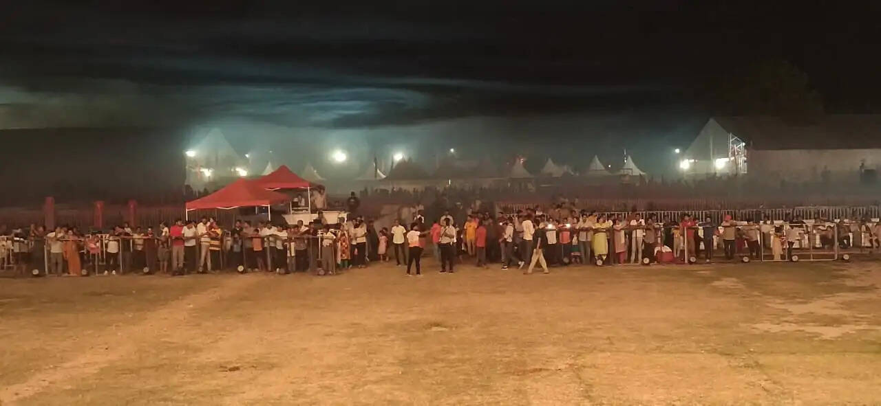 मुख्यमंत्री योगी आदित्यनाथ शुक्रवार को दो दिवसीय दौरे पर वाराणसी पहुंचेंगे। सीएम योगी, व मध्य प्रदेश के मुख्यमंत्री डॉ. मोहन यादव के साथ बीएलडब्ल्यू में सम्राट विक्रमादित्य &nbsp;की जीवनी पर आधारित महानाट्य का शुभारंभ करेंगे। 3 से 5 अप्रैल तक मंचन वाले इस महानाट्य का उद्देश्य देश के गौरवशाली इतिहास, विक्रम संवत की वैज्ञानिकता और उस युग के अनुपम योगदान से जनमानस को परिचित कराना है।