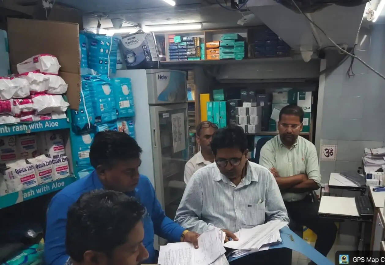 लखनऊ के 12 निजी अस्पतालों में 26 औषधि निरीक्षकों की टीम ने किया औचक निरीक्षण