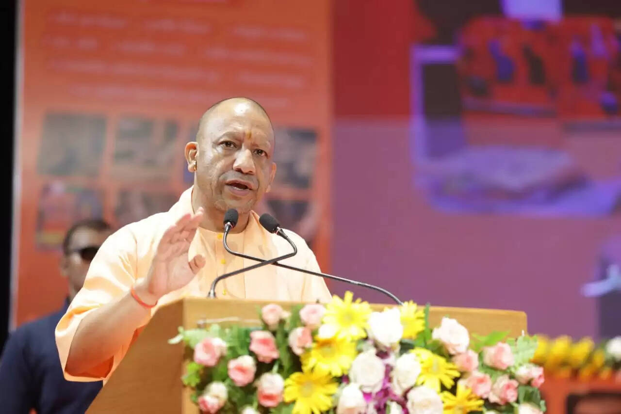 राजधानी लखनऊ के इंदिरा गांधी प्रतिष्ठान में भगवान विश्वकर्मा जयंती के अवसर पर ‘विश्वकर्मा एक्सपो-2025’ का शुभारंभ मुख्यमंत्री योगी आदित्यनाथ ने किया। इस अवसर पर उन्होंने घोषणा की कि परंपरागत 11 कारीगर ट्रेड्स के साथ अब 12 नए ट्रेड्स को जोड़ा गया है। इनमें मोबाइल रिपेयरिंग, ऑटोमोबाइल रिपेयरिंग, इलेक्ट्रॉनिक गुड्स रिपेयरिंग, इलेक्ट्रिकल गुड्स रिपेयरिंग, प्लंबर, कंप्यूटर रिपेयरिंग, सोलर पैनल रिपेयरिंग, डिजिटल फोटोग्राफी, ब्यूटी एंड वेलनेस सहित अन्य शामिल हैं। सीएम योगी ने कहा कि इन नए क्षेत्रों को जोड़कर युवाओं को आत्मनिर्भरता, आधुनिक तकनीक और वैश्विक बाजार से जोड़ा जाएगा।&nbsp;